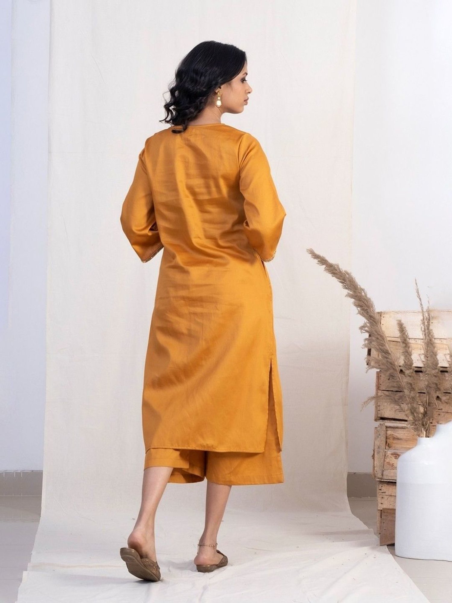 Akiso Jashn Gold Round With Front Slit Neck Kurta