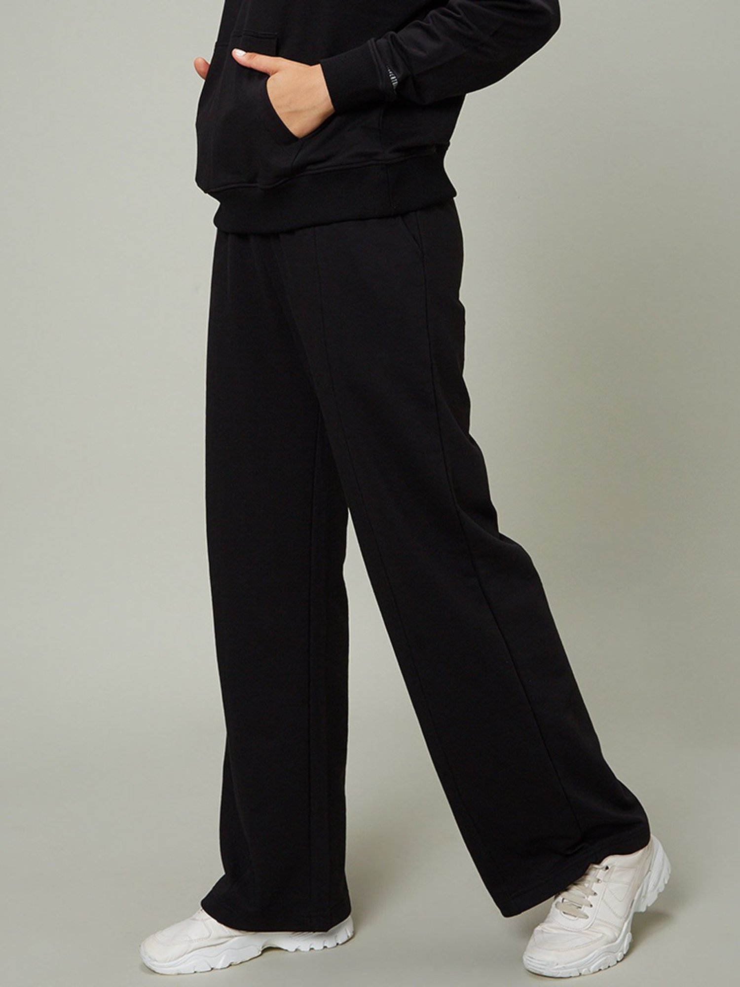 SILVERTRAQ Black Relaxed Fit Trackpants