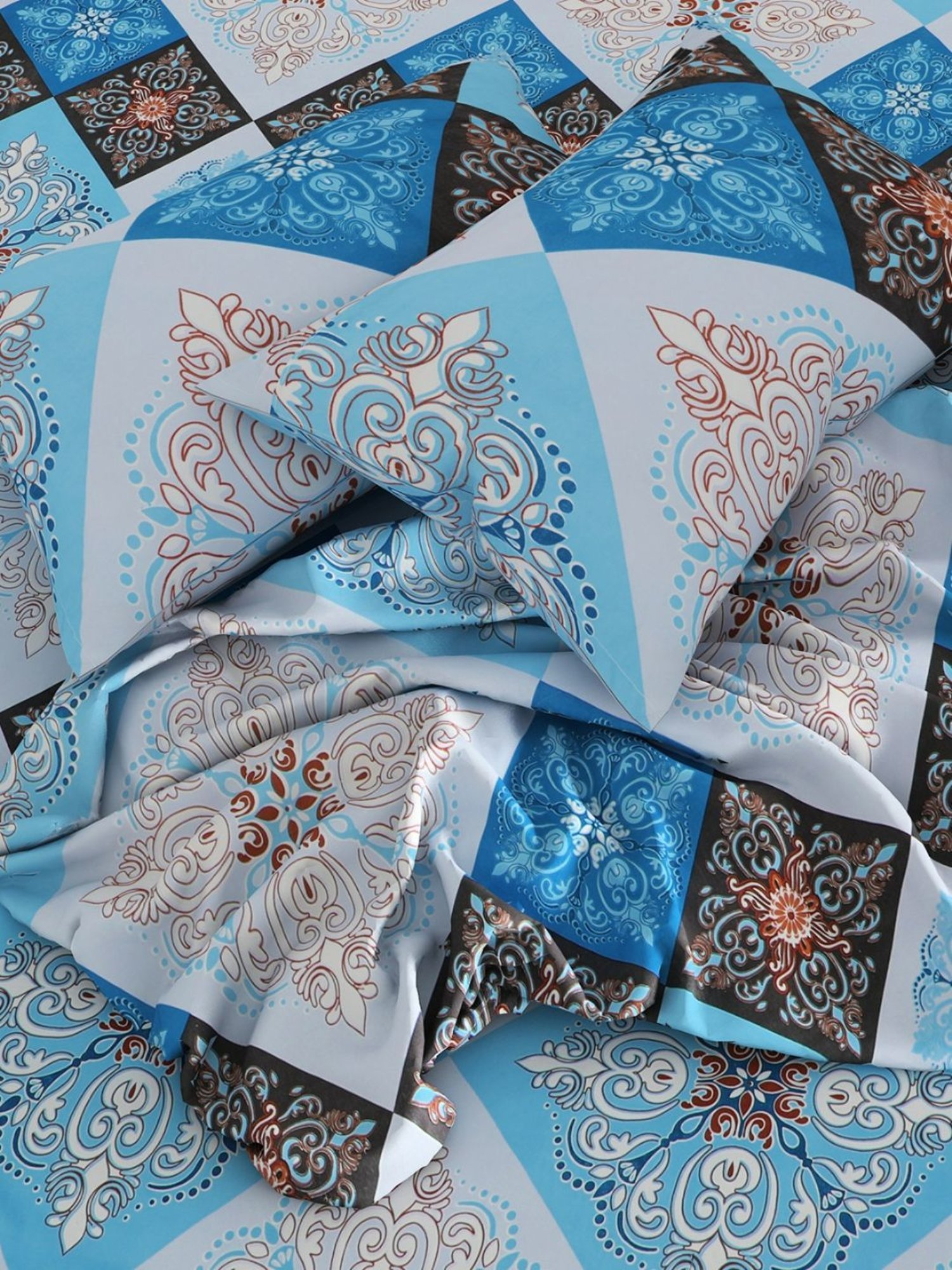 Romee Geometric Multicolor 144 TC Cotton Queen Sized Bed Sheet with 2 Pillow Covers