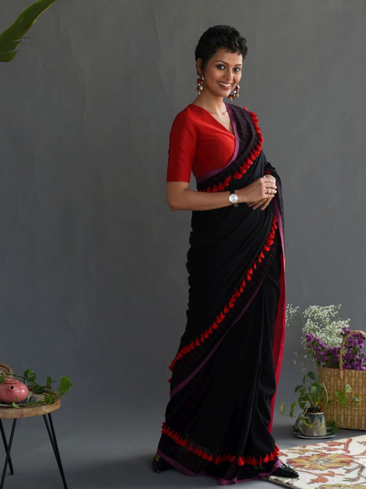 Suta Black & Red Plain Saree Without Blouse