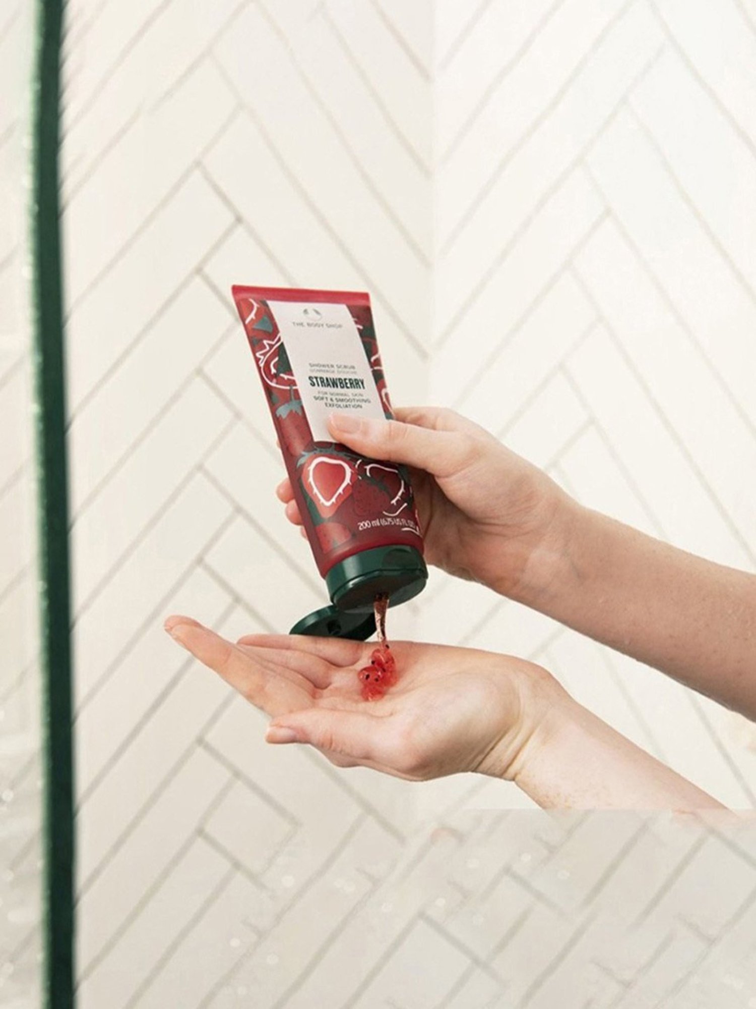 The Body Shop Strawberry Shower Scrub - 200 ml