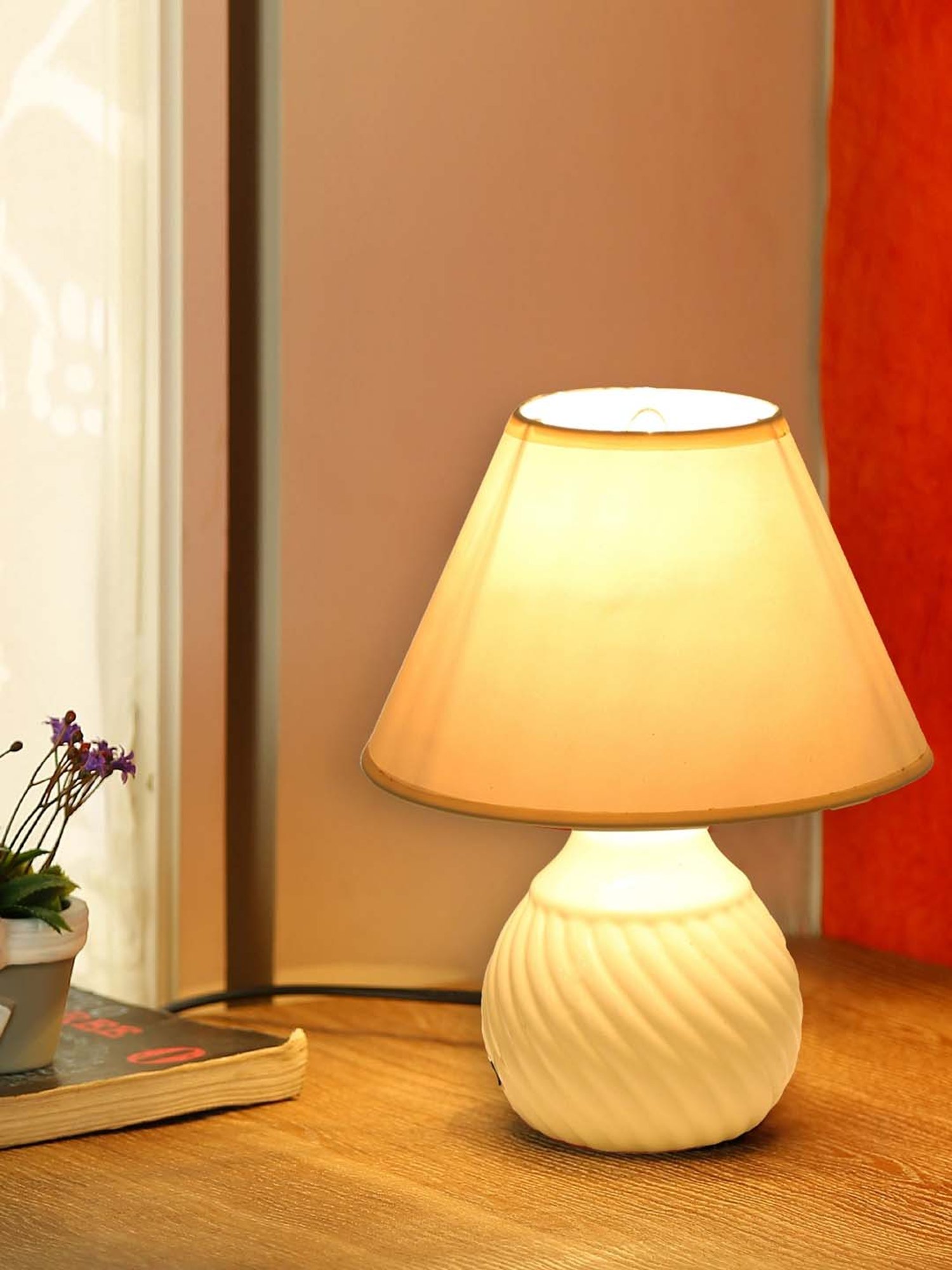 Tayhaa White Metal Table Lamp with Shade - Set of 1