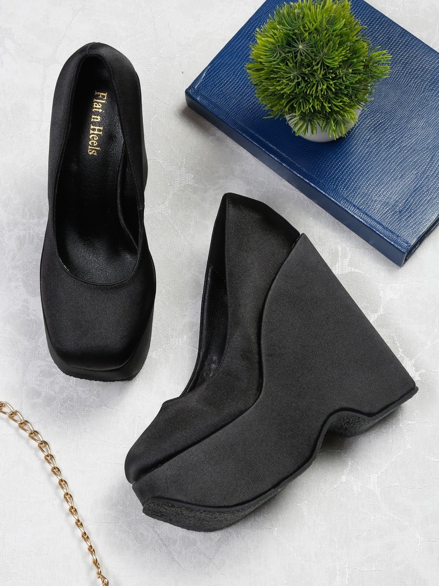 Flat N Heels Women's Black Wedge Pumps