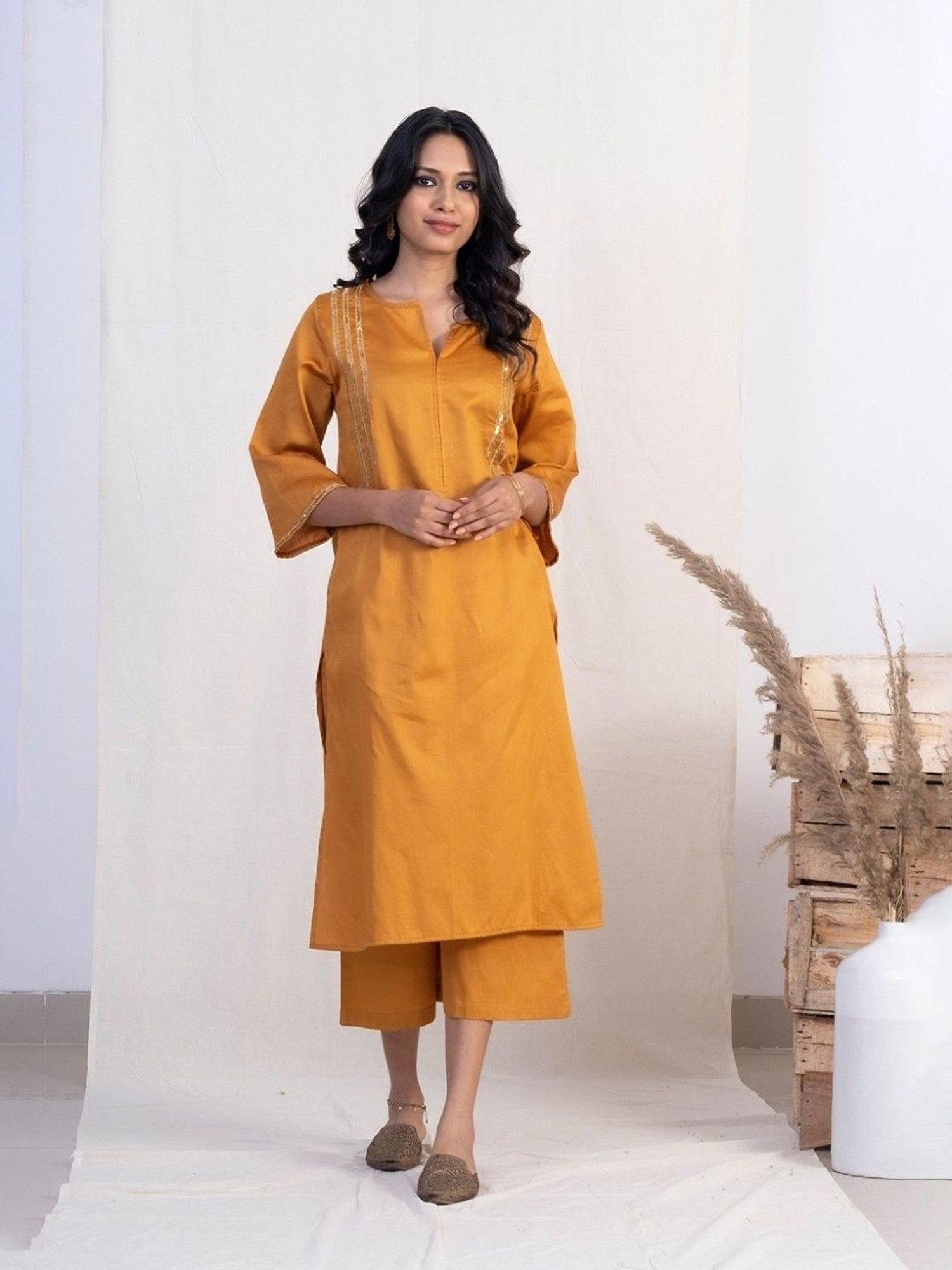 Akiso Jashn Gold Round With Front Slit Neck Kurta