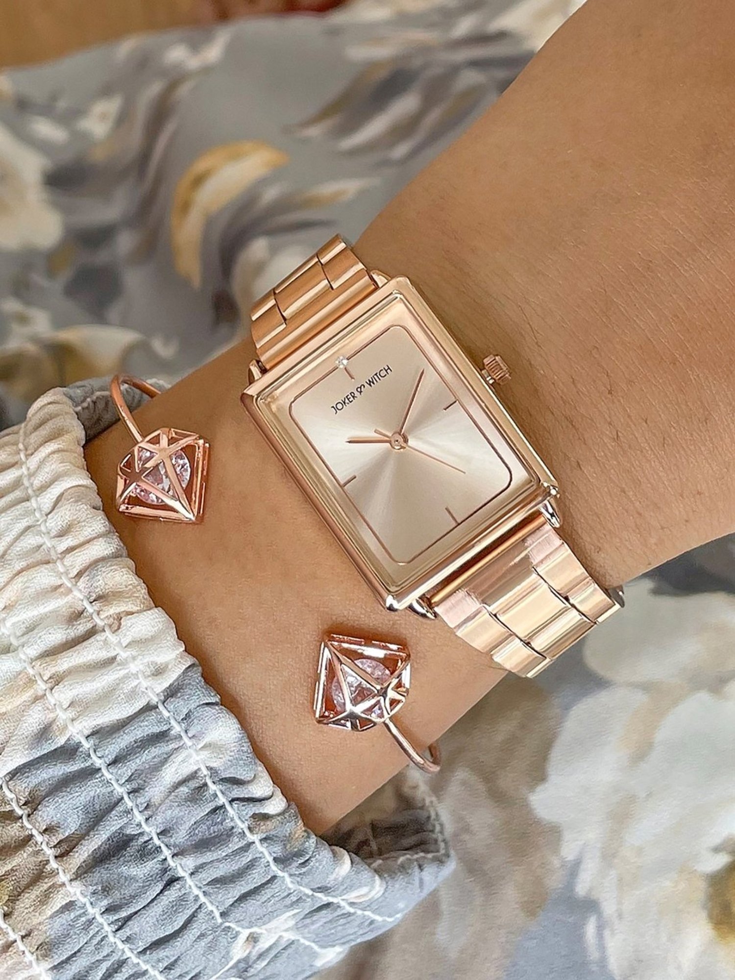 Joker & WItch JWBS777 Analog Watch for Women With Bracelet