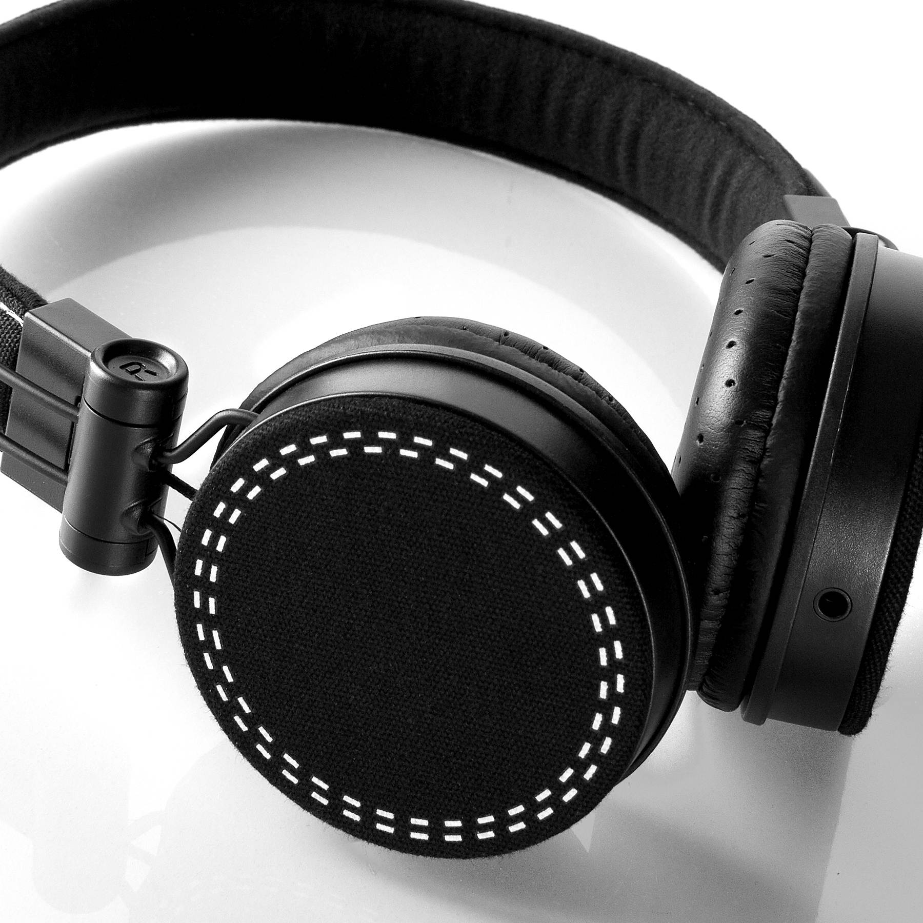 Frisby FHP-920 Compact Lightweight On-Ear Headphones W/ Volume Control & Microphone In-Line