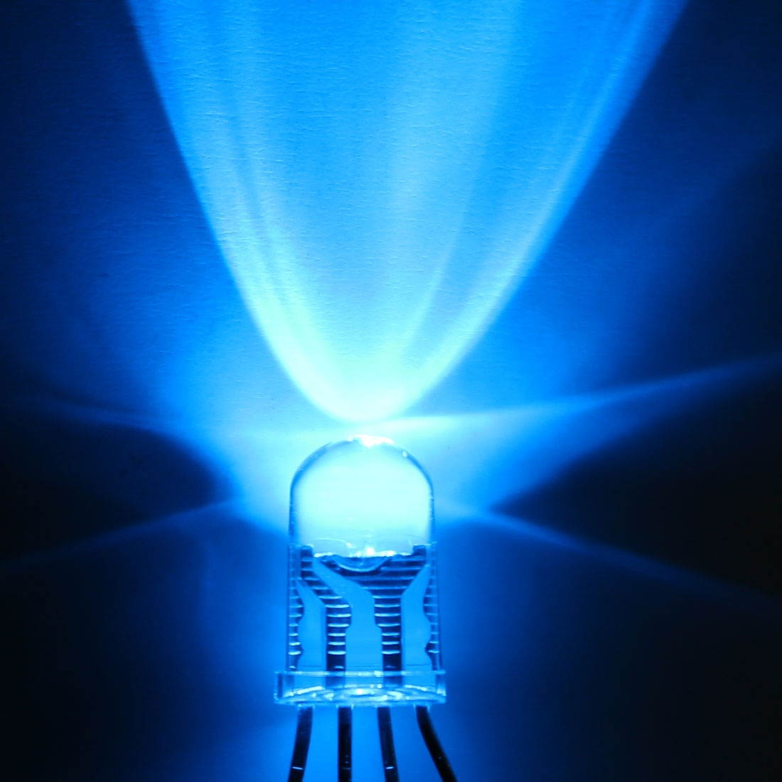 200Pcs White 5mm Round Emitting Diode LED Light Lamp 3.0-3.2V