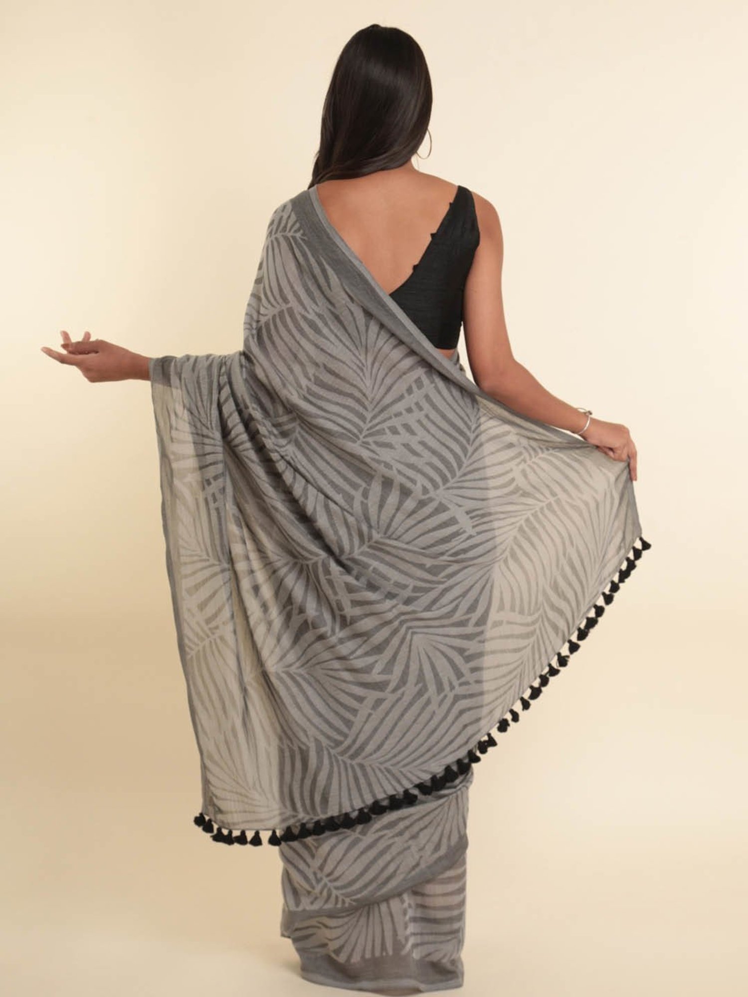 Suta Grey Printed Saree Without Blouse