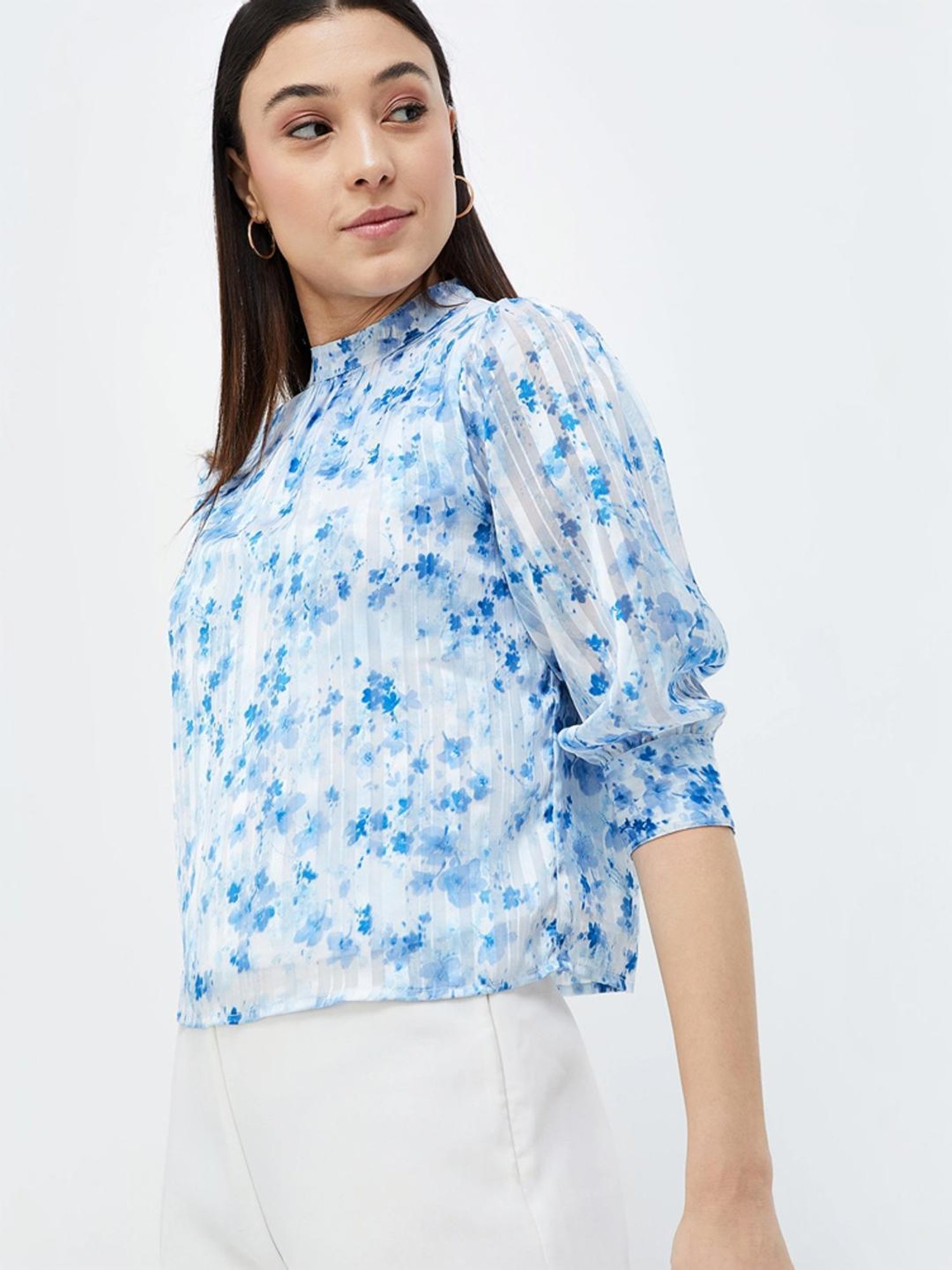 Code by Lifestyle White & Blue Floral Print Top
