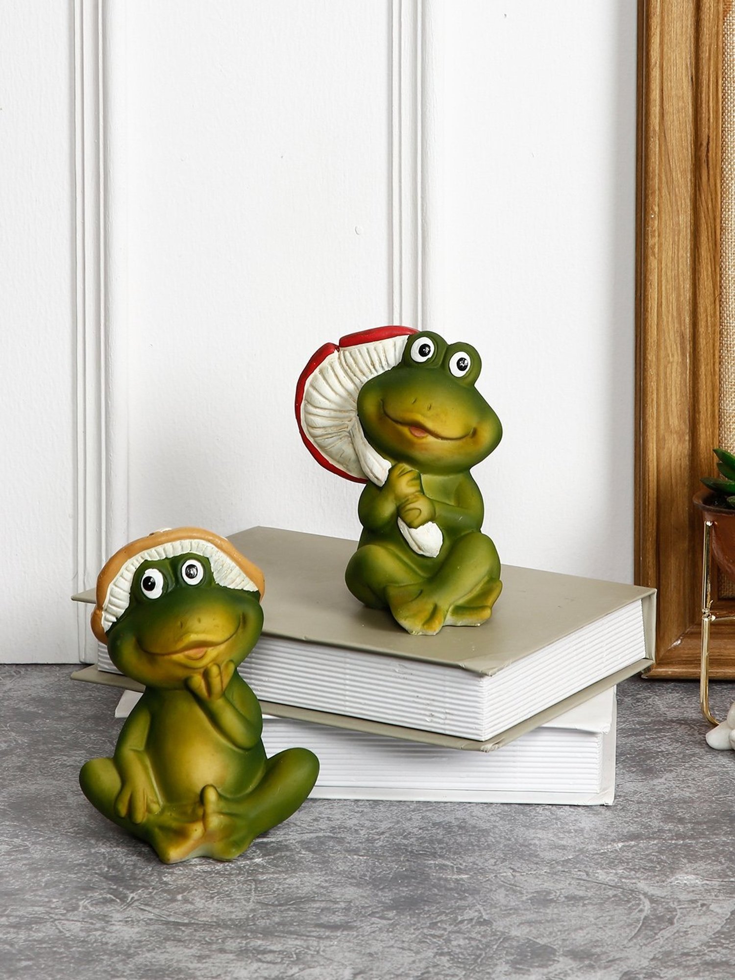 Tayhaa Multicolor Polyresin mushroom frog showpieces - Set of 2