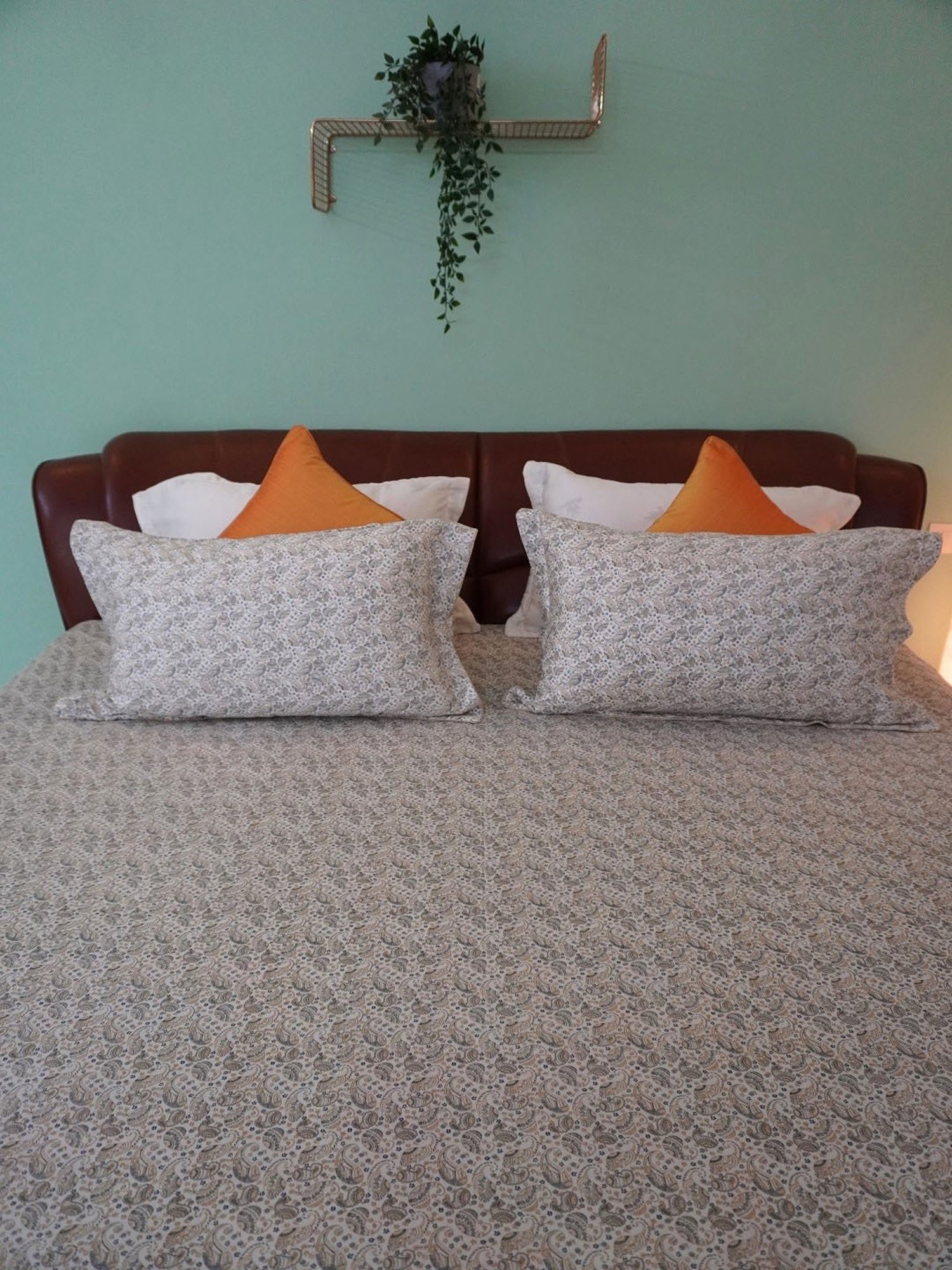 TARA Sparkling Homes Printed White 250 TC Cotton King Bedsheet With 2 Pillow Covers