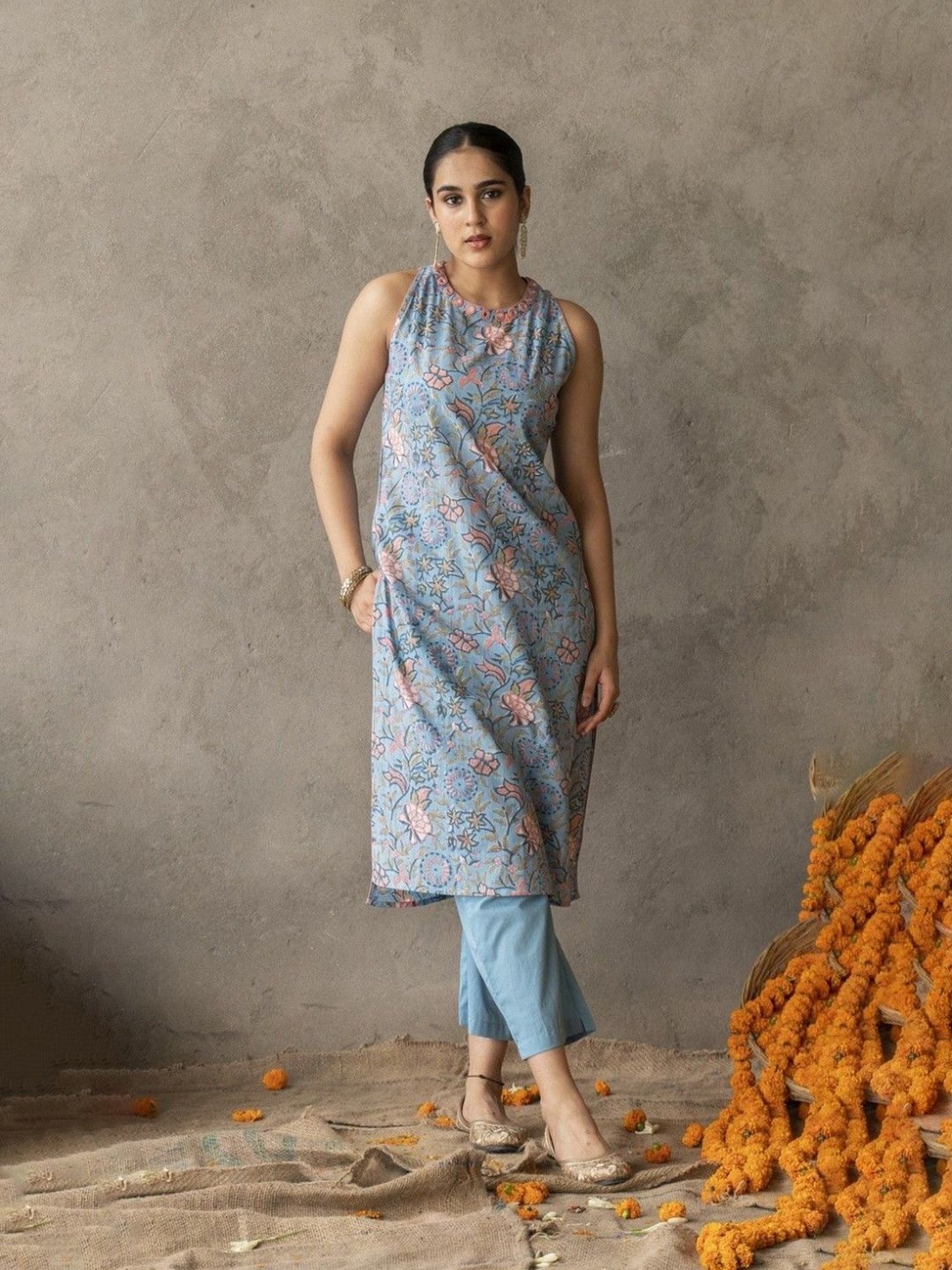 Akiso Reet Blue Block Printed And Embroidery Detailed Straight Fit Sleevless Kurta