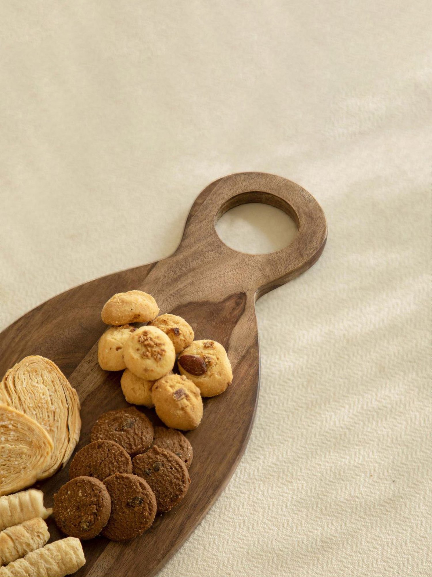 Ellementry Laimai Natural Sheesham Wood Oval Chopping Board