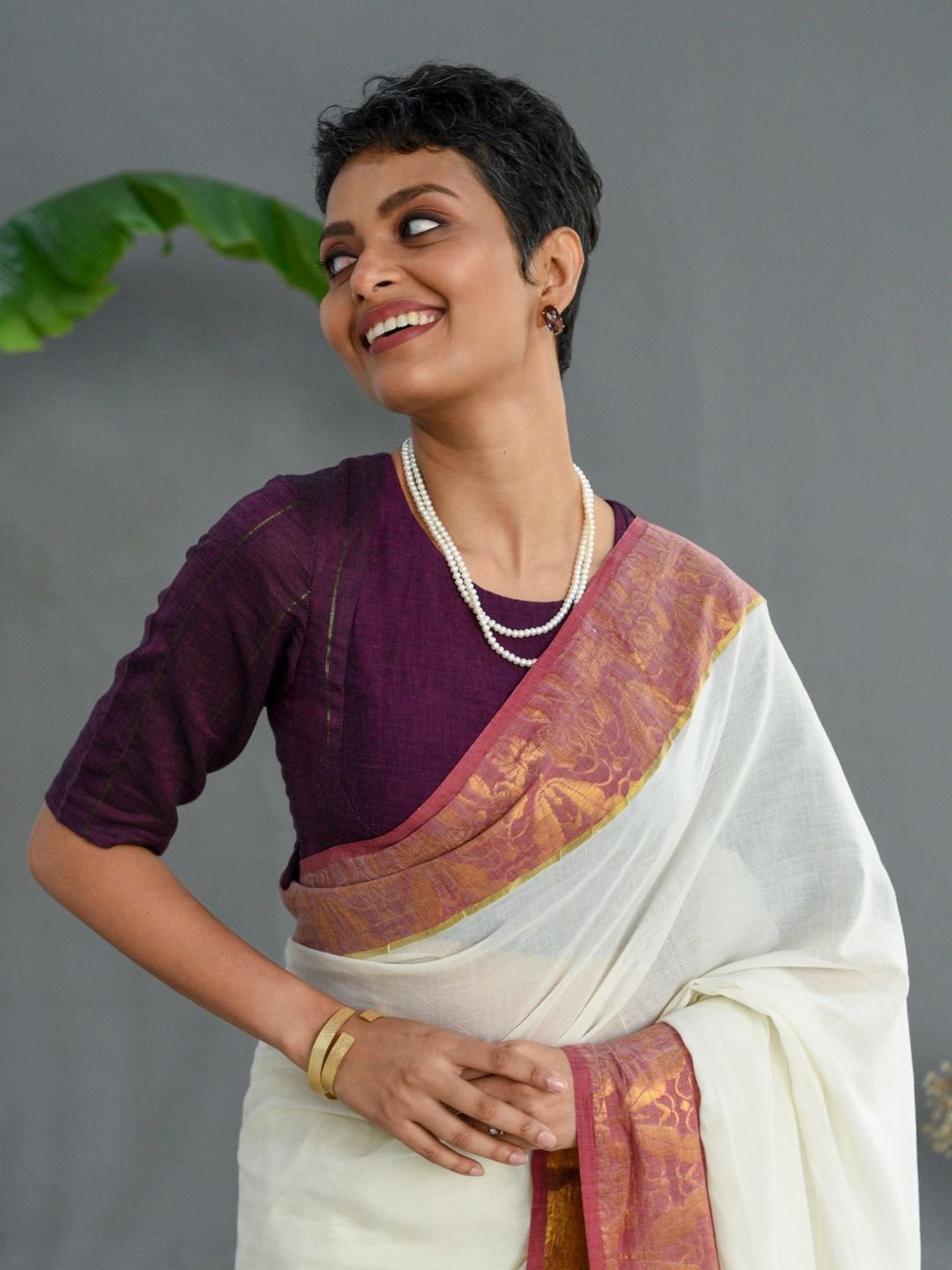 Suta White & Red Cotton Woven Saree Without Blouse