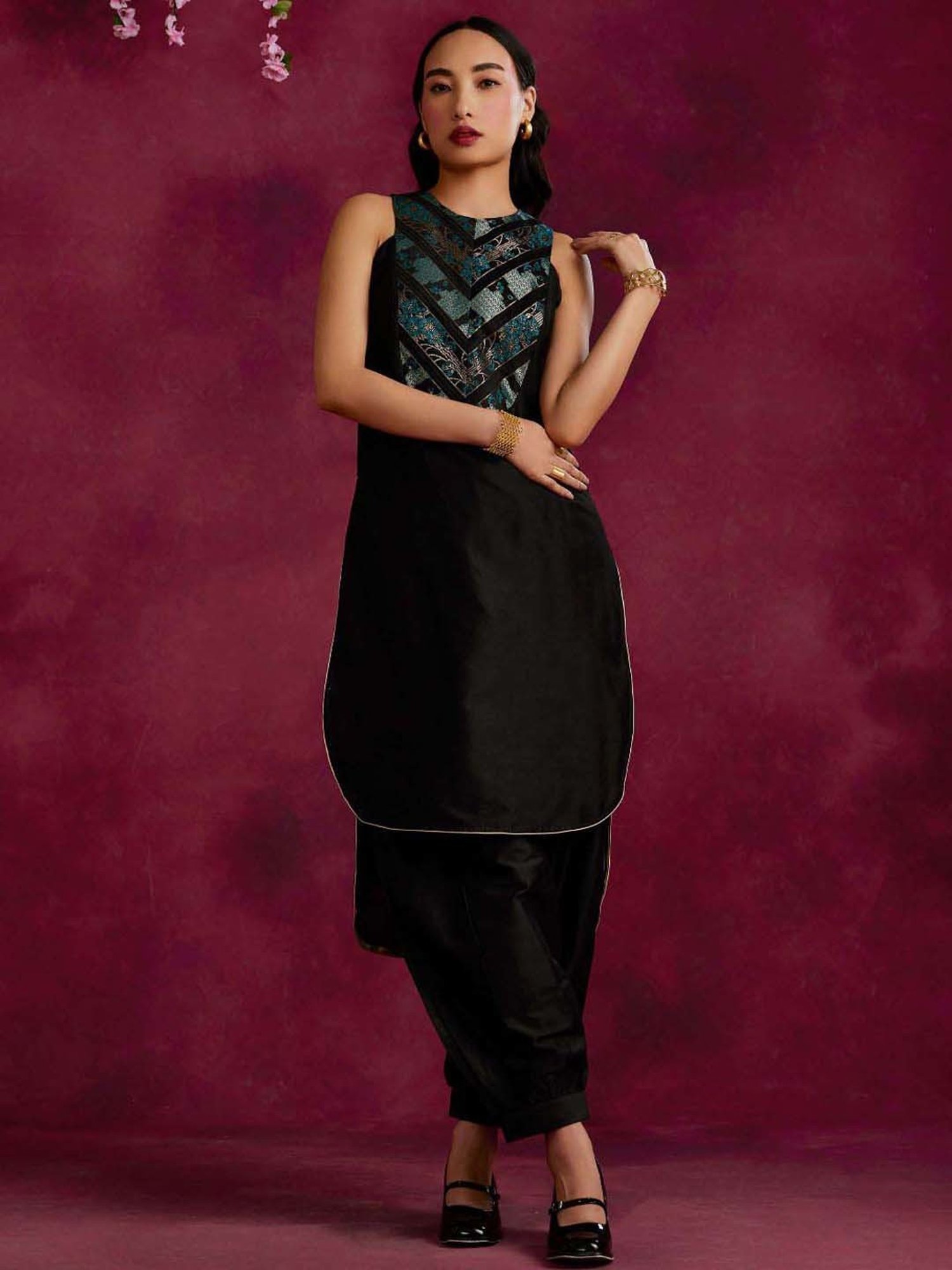Abhishti Black Cotton Woven Pattern Straight Kurta