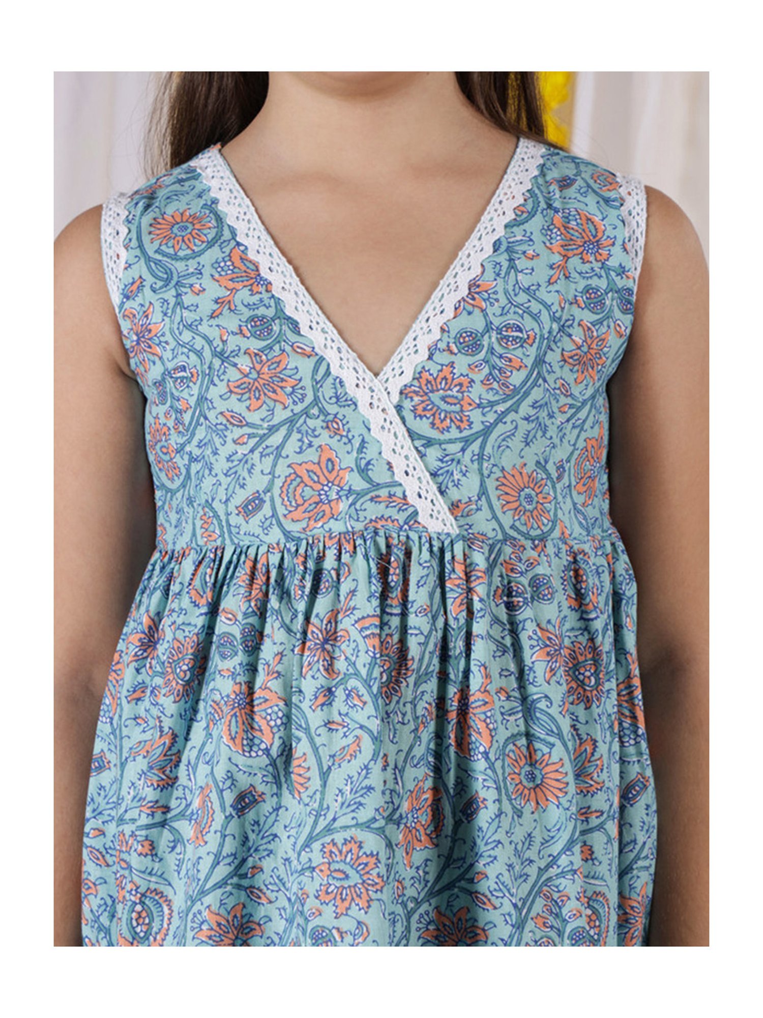 NEUDIS Girls Blue & Peach Floral Print Kurta, Trousers with Potli Bag