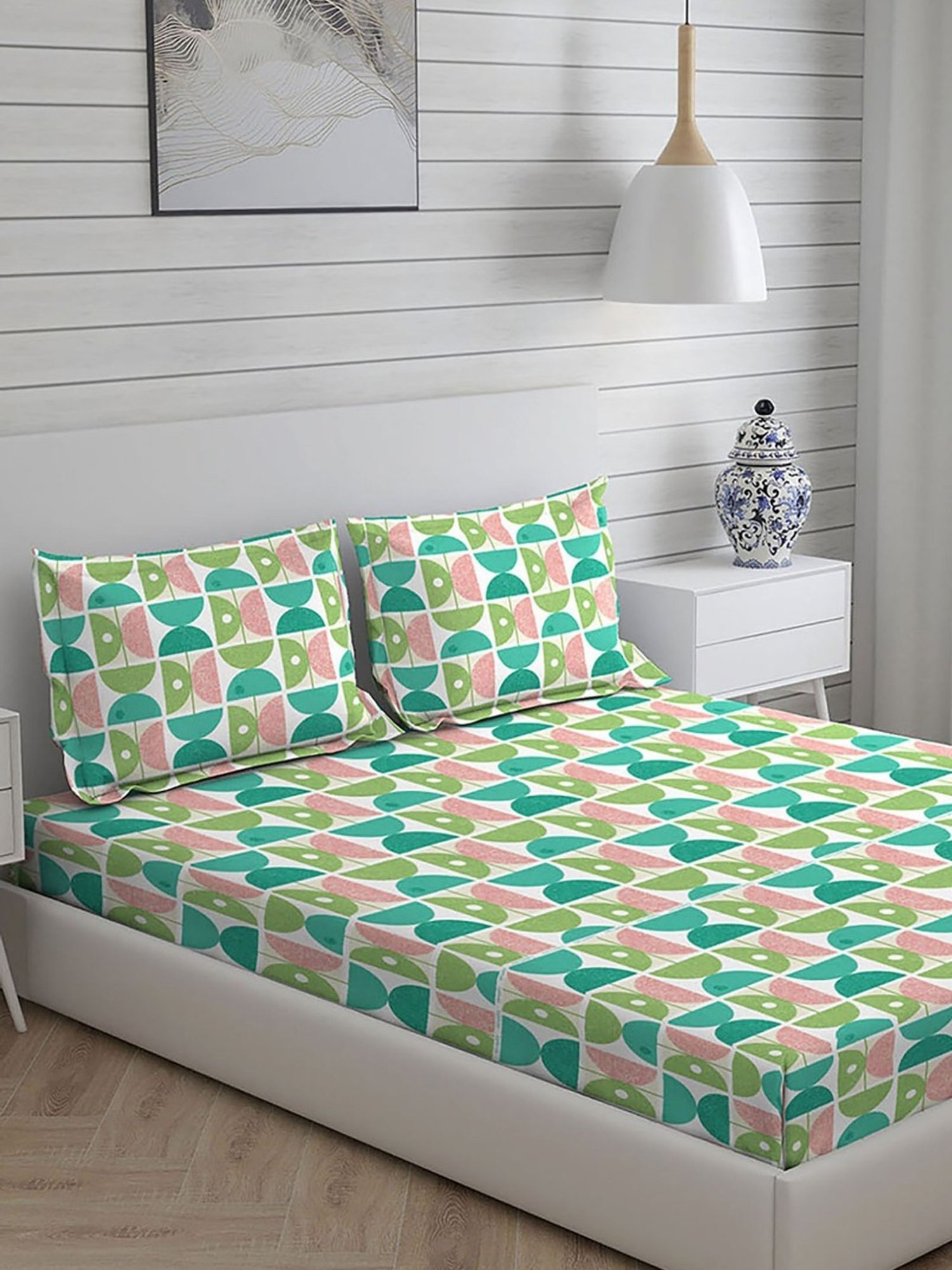 Layers Duracount Geometric Multicolor 225 TC Cotton Queen Bed Sheet with 2 Pillow Covers