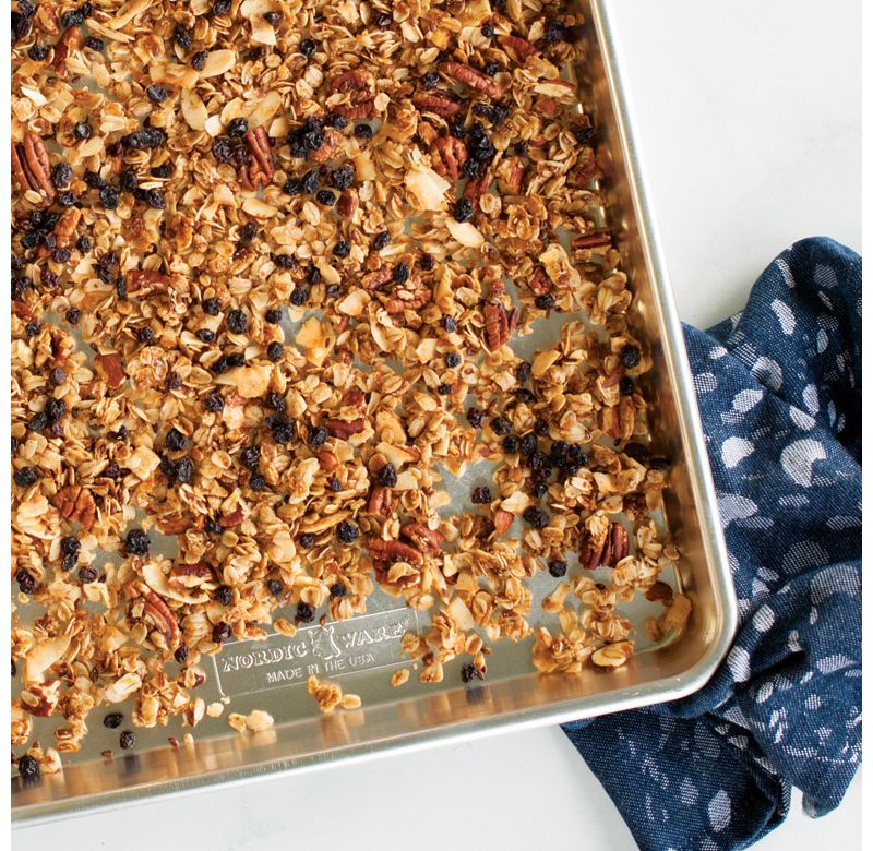 Nordic Ware Natural Aluminum Commercial Baker's Half Sheet with Lid