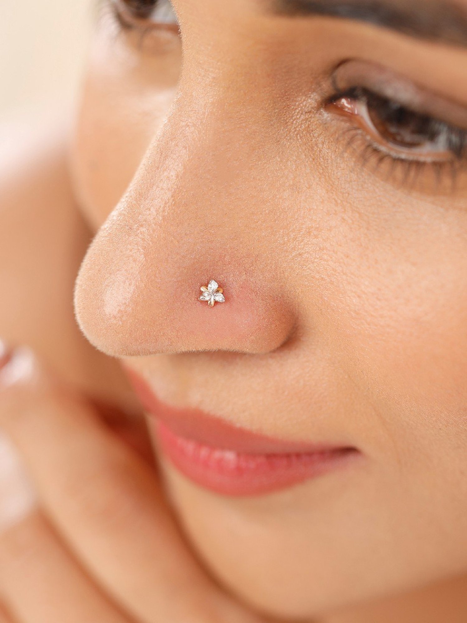 Malabar Gold and Diamonds 18 kt Gold & Diamond Nosepin