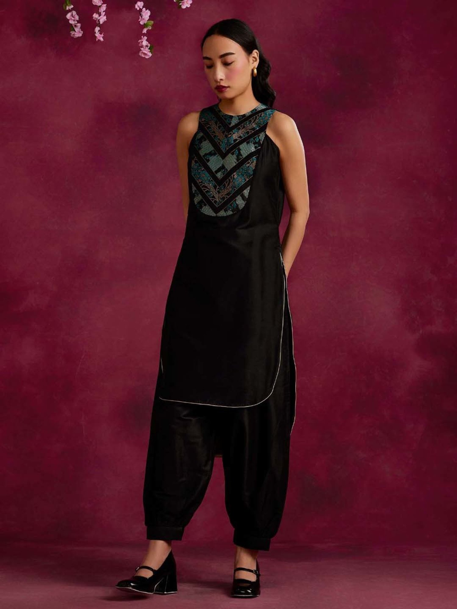Abhishti Black Cotton Woven Pattern Straight Kurta