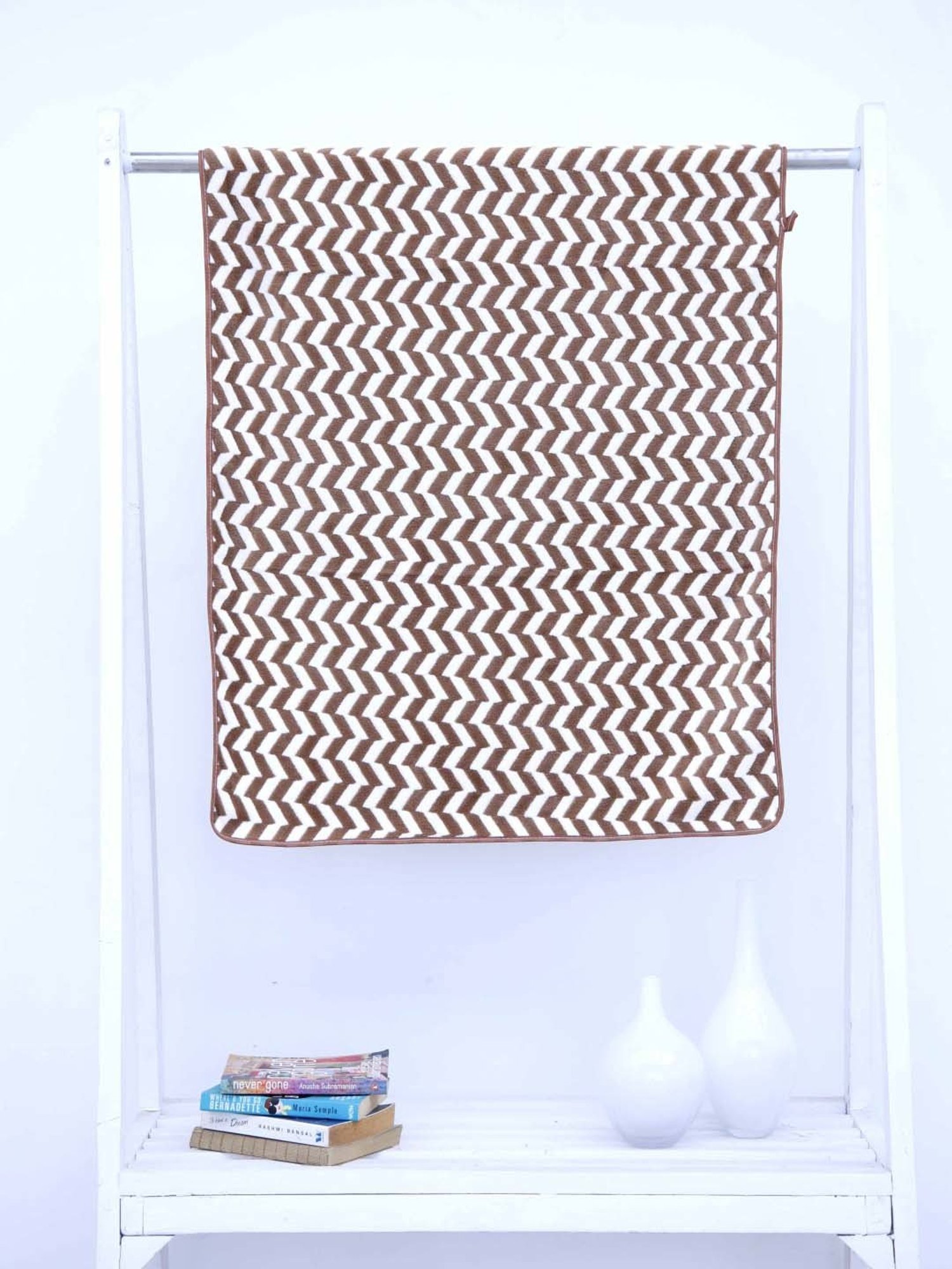 Ariana Brown & White Cotton 400 GSM Bath Towel with Attachment For Hanging - Set of 1