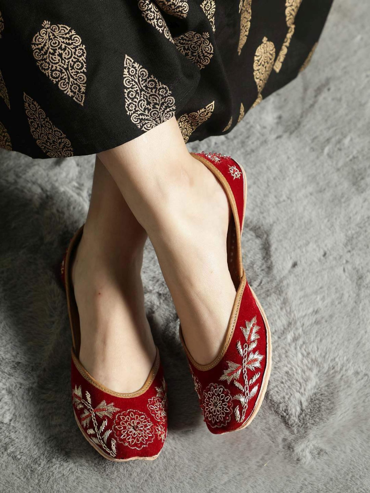 Glam Story Women's Maroon Ethnic Juttis