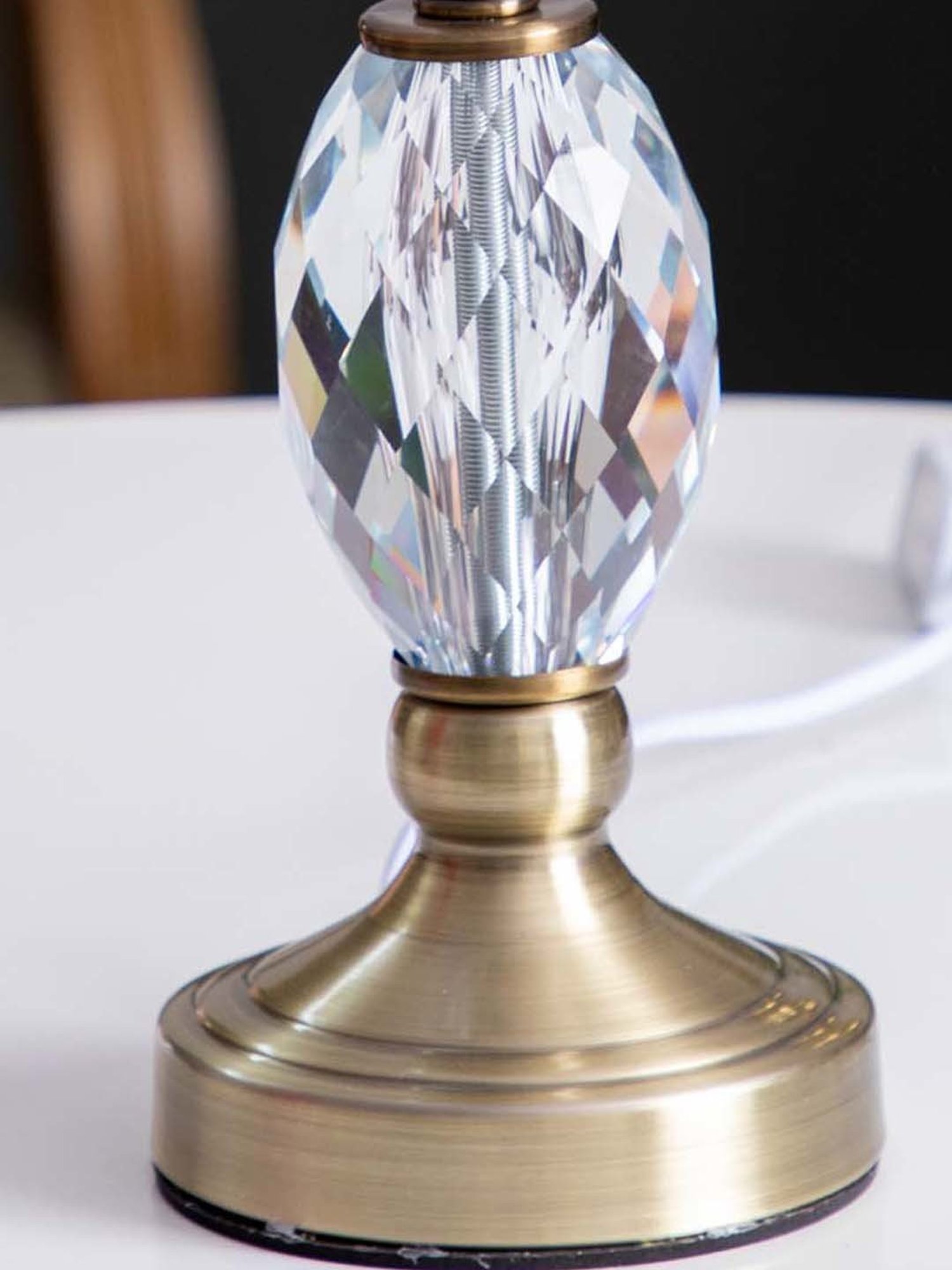 The Decor Kart White Metal Tussock Table Lamp