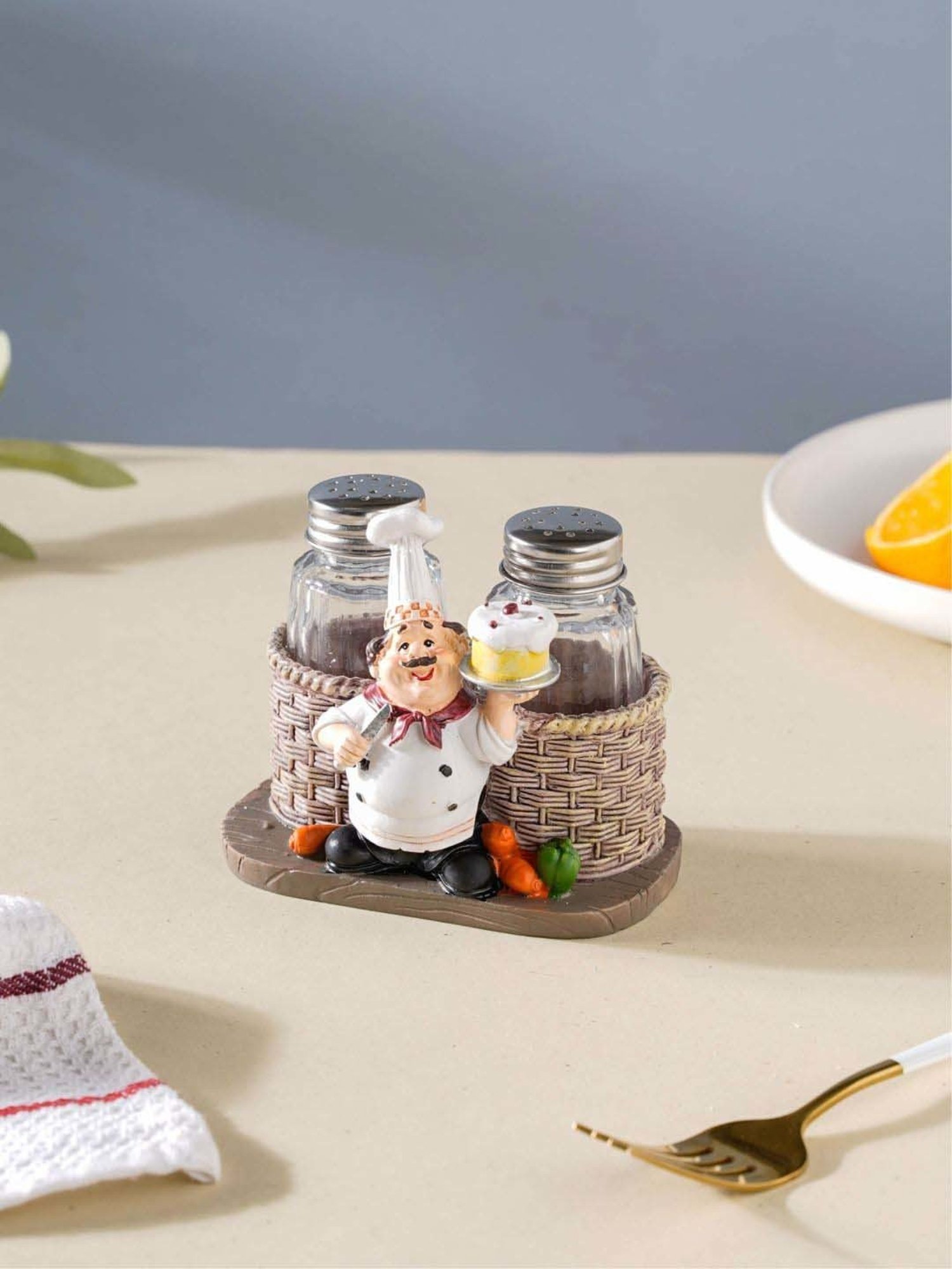 Nestasia Brown & White Resin Table Chef Decor Showpiece With Salt And Pepper Jars for Gifting (4.4")