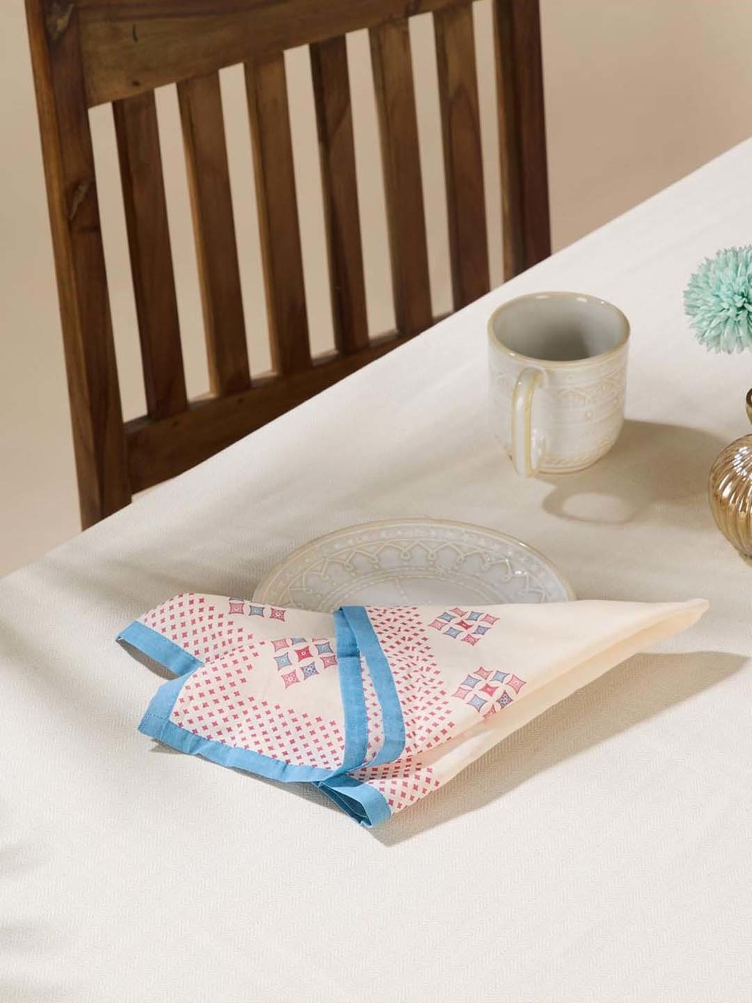 20" White Napkin with Red and Green Tassels Set of 4 pc White - SARO Lifestyle