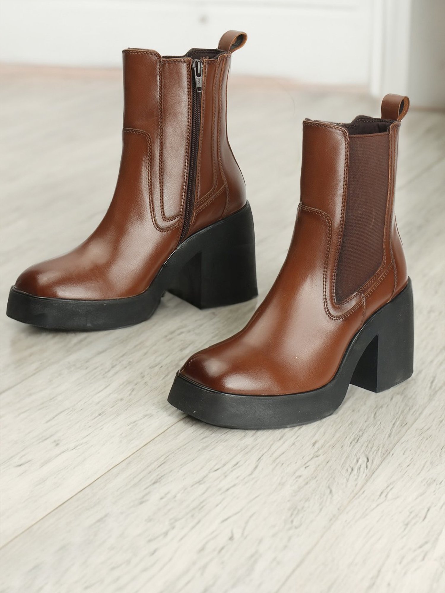 Elle Women's Tan Chelsea Boots