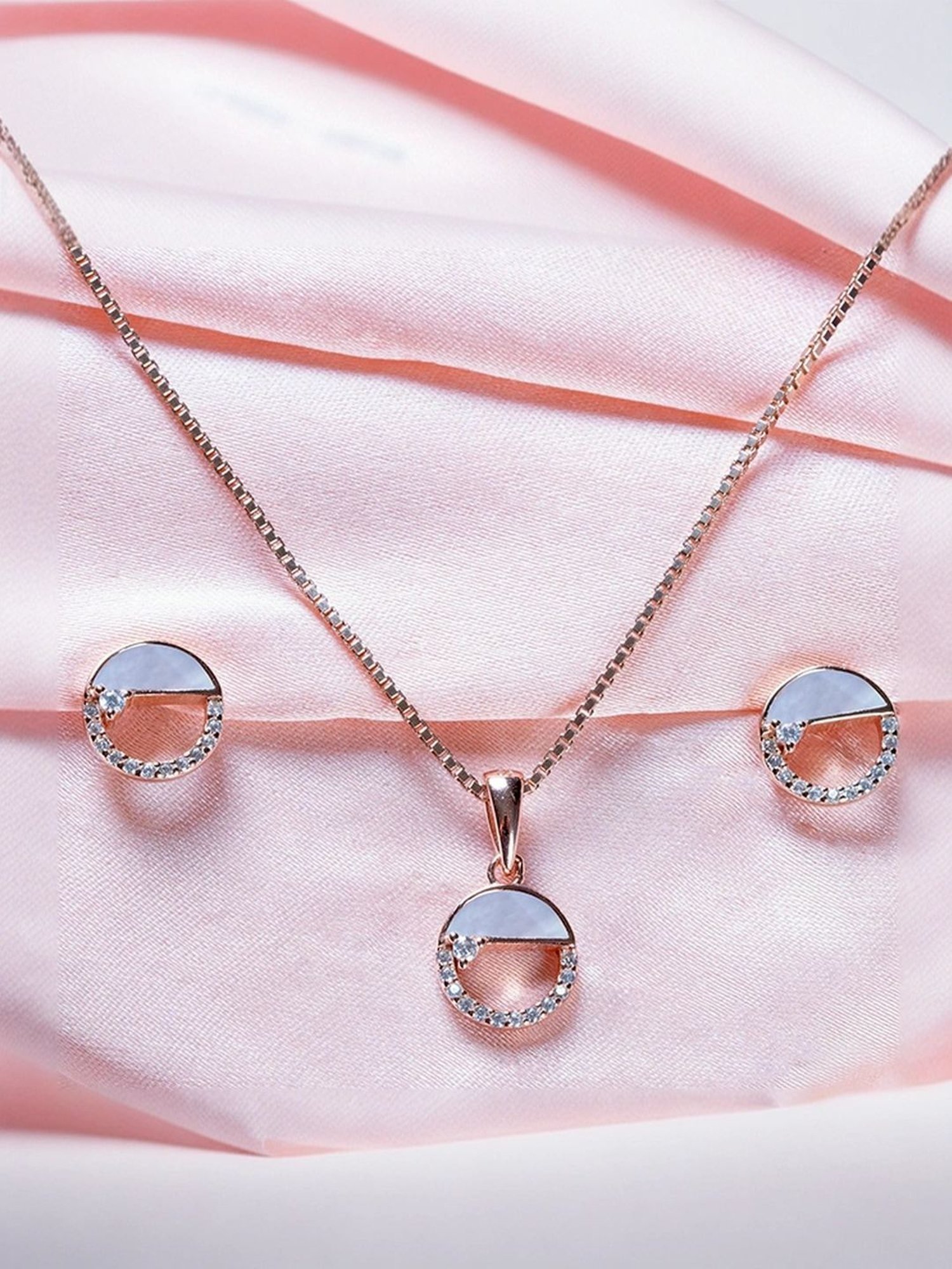 Touch925 Sterling Silver Radiant Circle Pendant Set for women