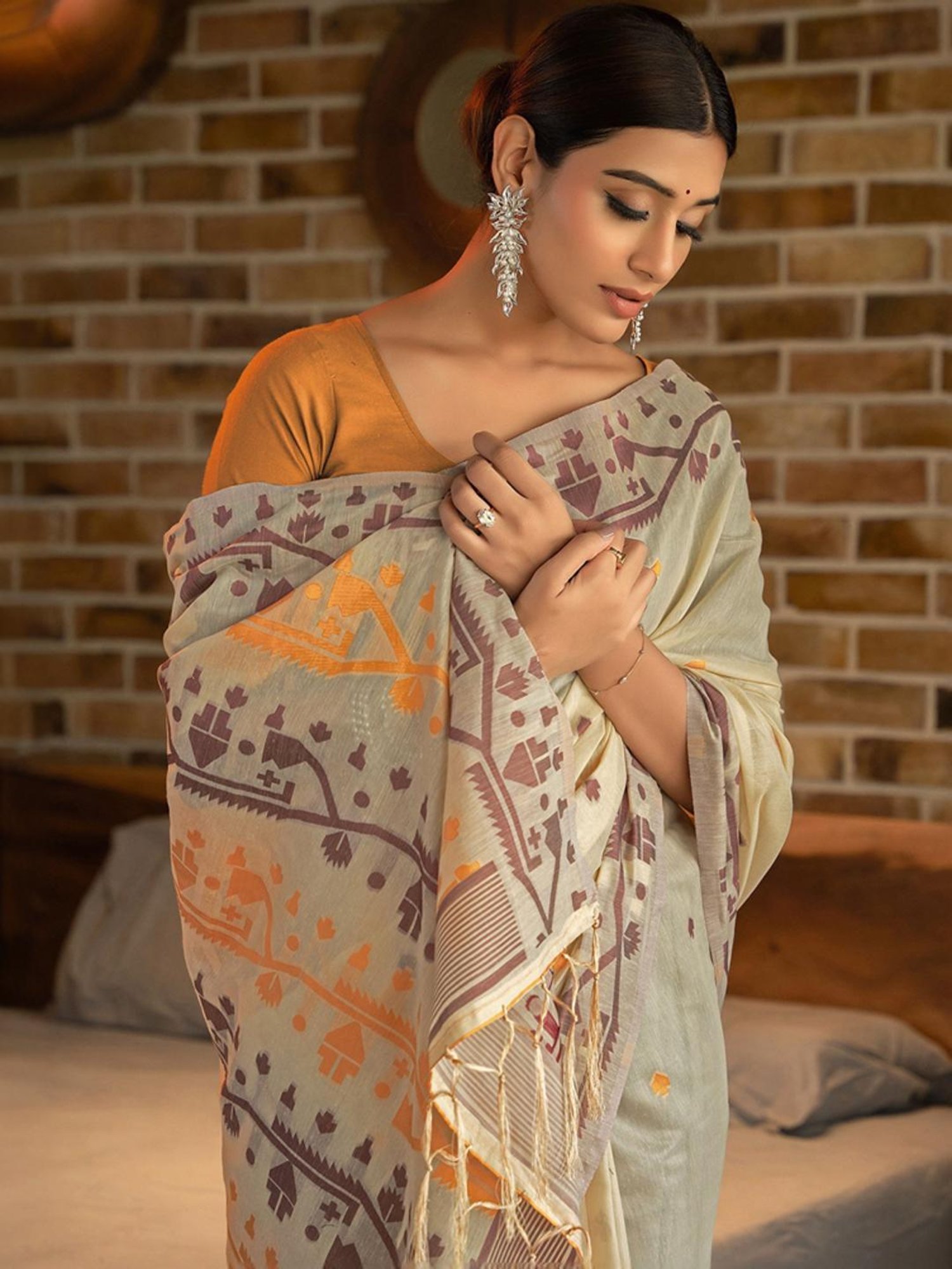 Satrani Beige Cotton Woven Saree With Unstitched Blouse
