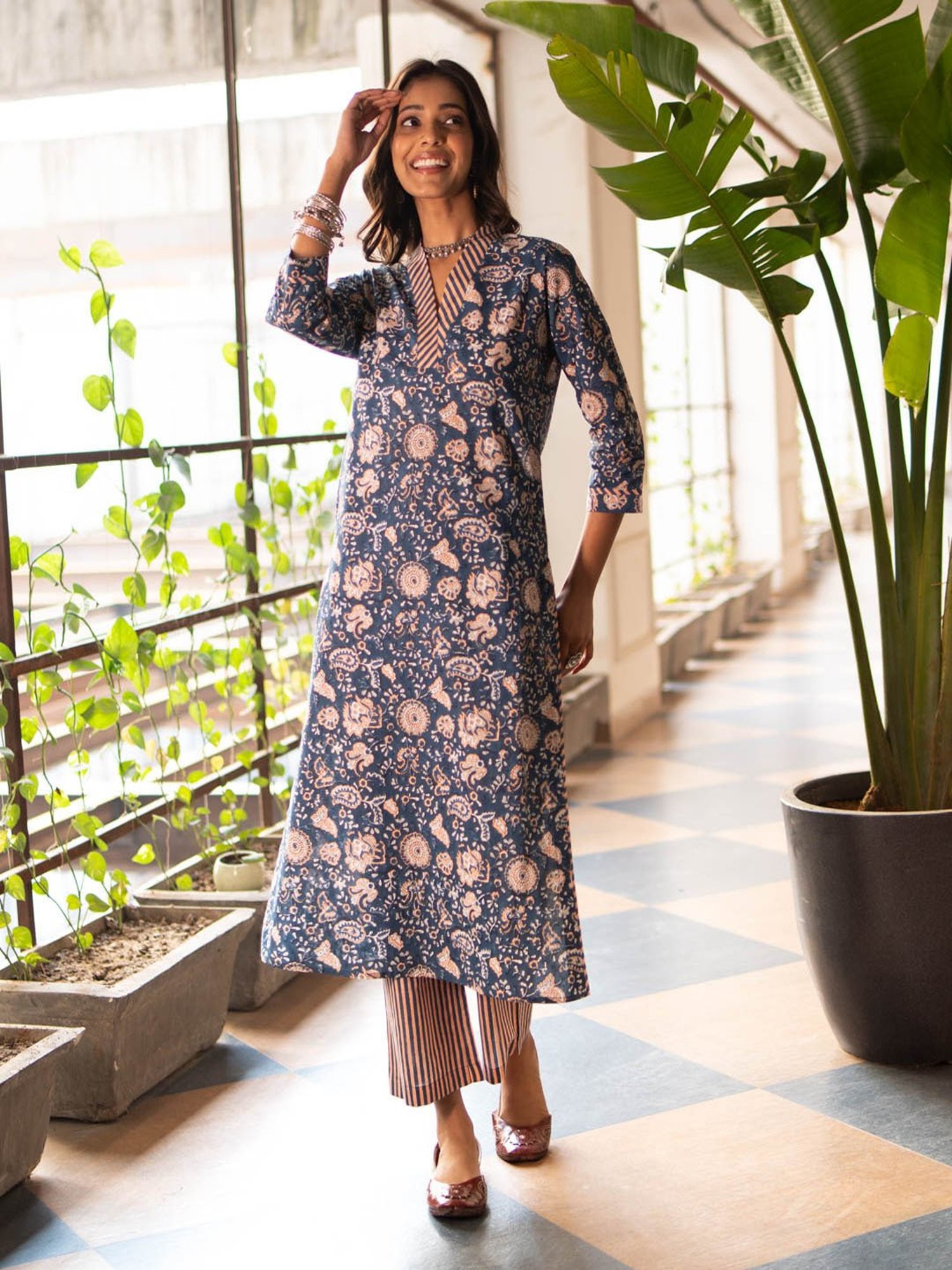 Akiso Blue Block Printed Straight Fit Kurta With Neck And Sleeve Details