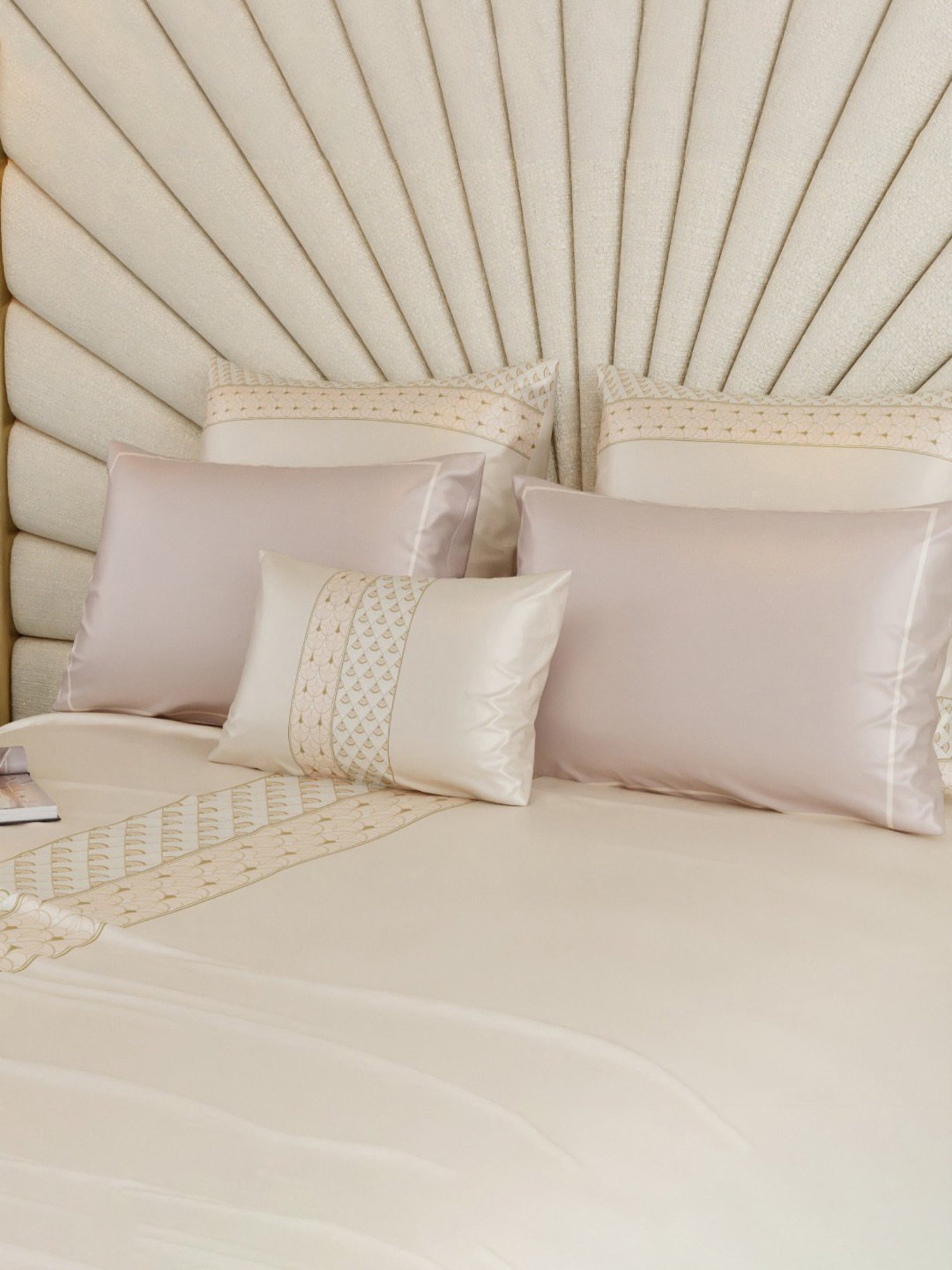 Stoa Paris Ivory Queen's Blush Super King Crown of Versailles Bedsheet Set