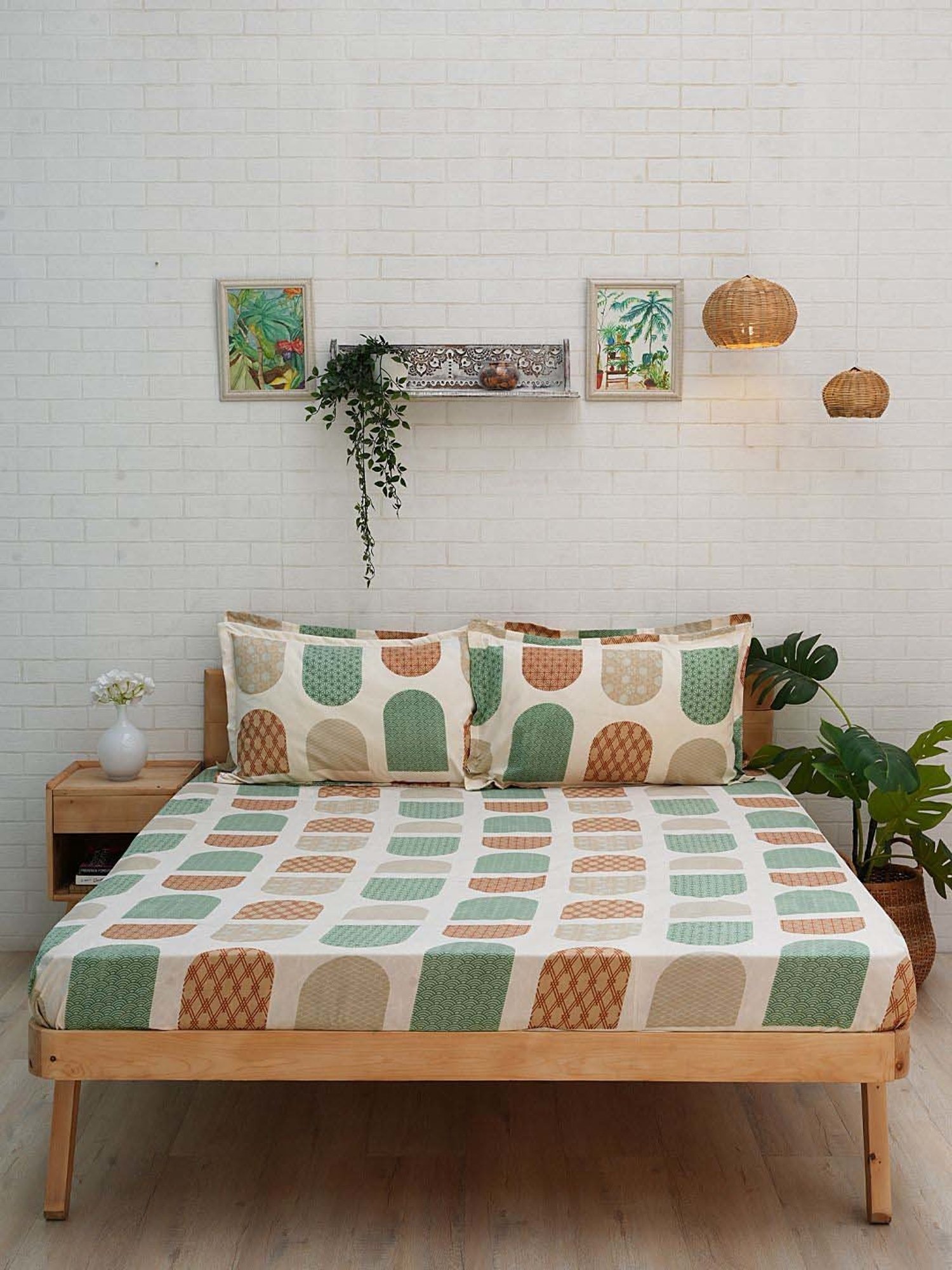 Ariana Multicolor Microfibre 140 TC Queen Bedsheet with 2 Pillow Covers