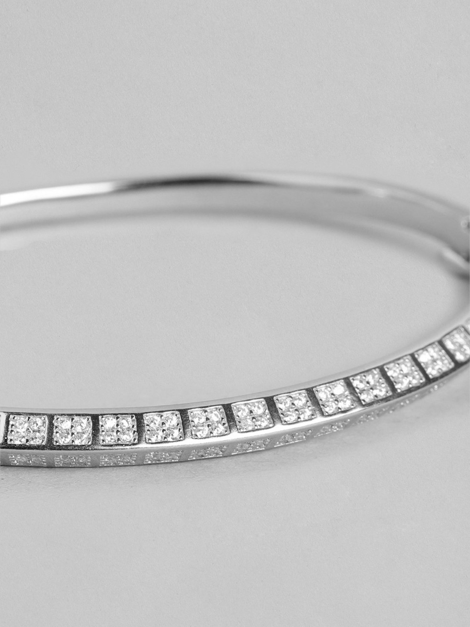Zavya 925 Sterling Silver Classy Solitaire Round Bracelet For Women