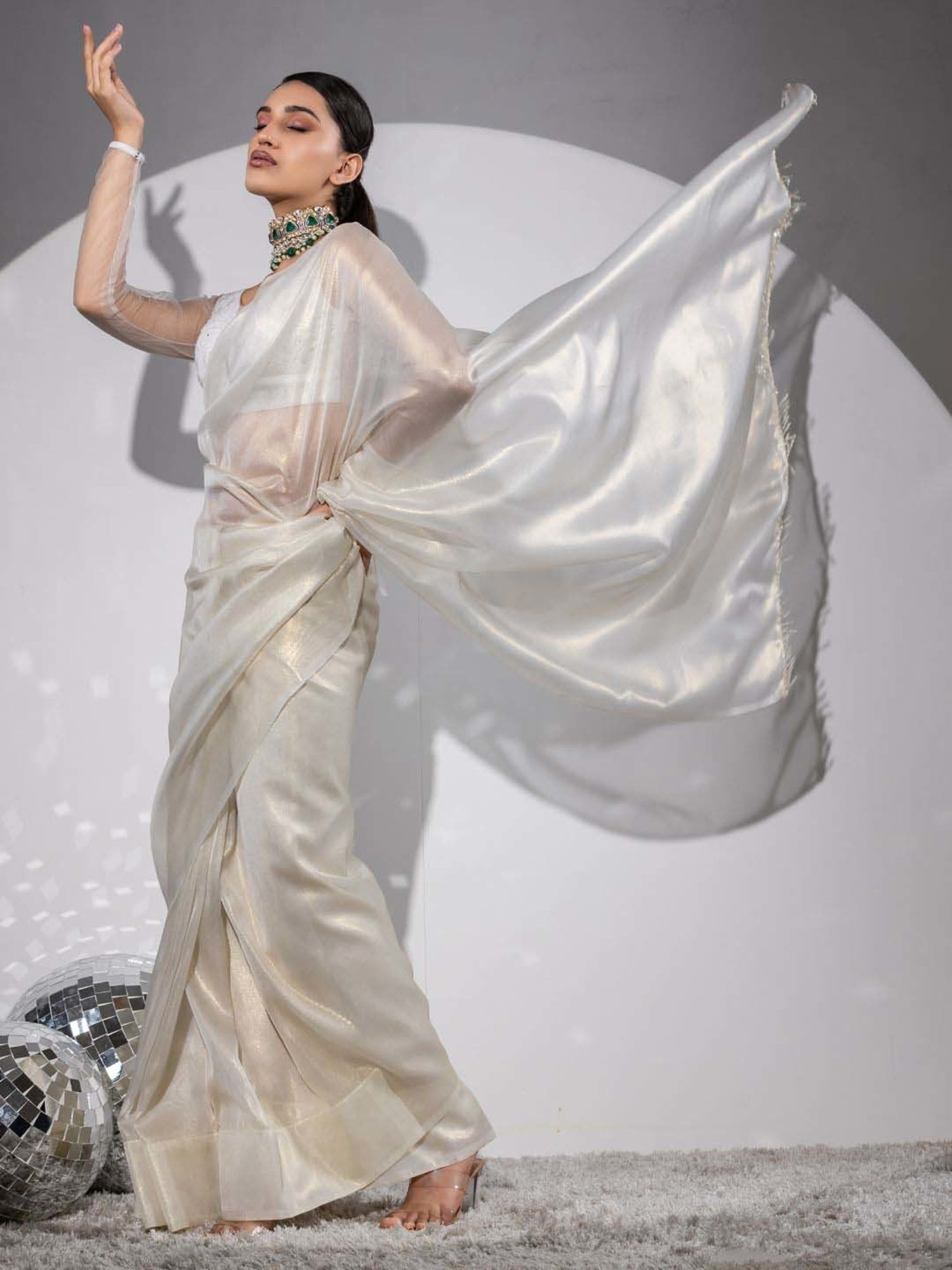 Swtantra White Woven Saree With Unstitched Blouse