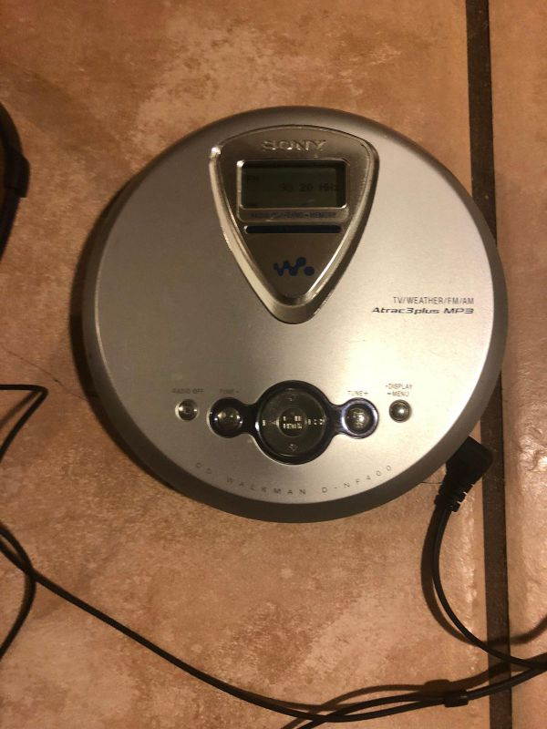 Portable CD Player HOTT Walkman CD Player LCD Display Anti-Skip Protection Shockproof Function Only Support 5 Formats CD CD-R CD-RW MP3 CD-DA WMA Audio Files Silver