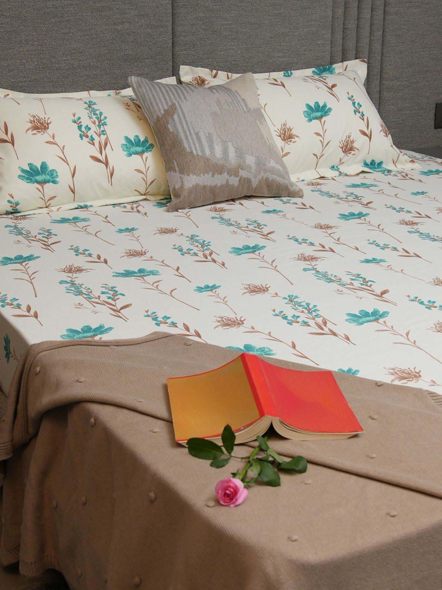Urban Space Turquoise & White Cotton 200 TC Orchid Blooms King Fitted Bedsheet with 2 Pillow Covers