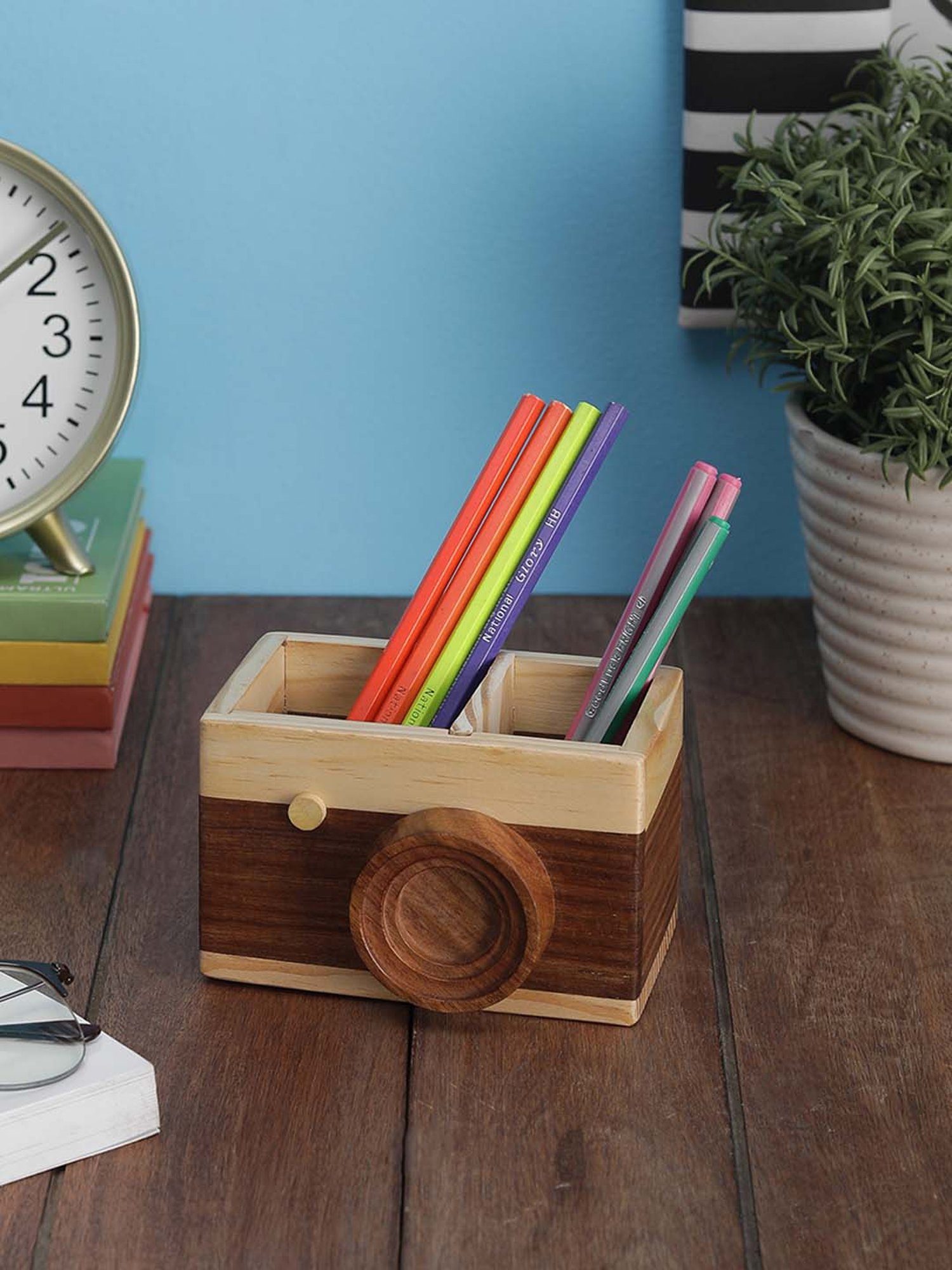 VarEesha Brown & Beige Sheesham Wood Camera-Shaped Penstand - Set of 1