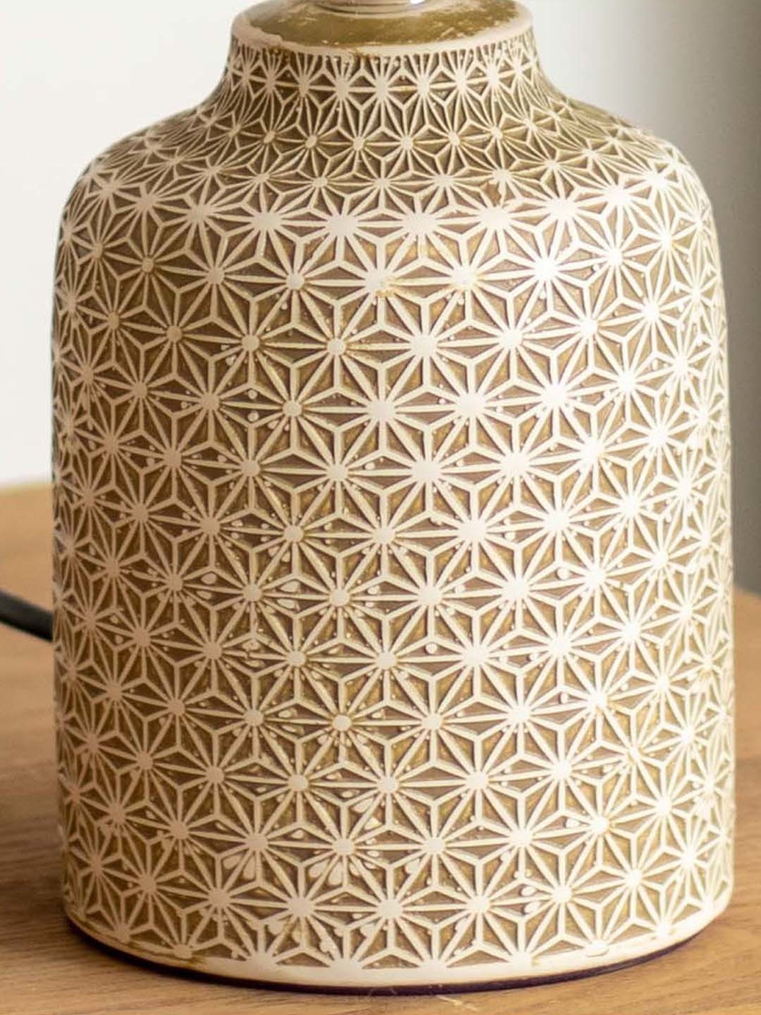 The Decor Kart Beige Ceramic Intricate Allure Table Lamp