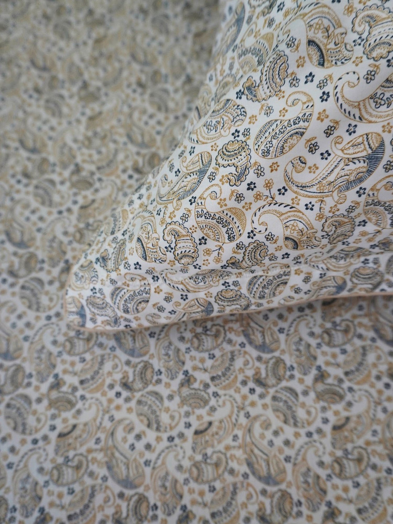 TARA Sparkling Homes Printed White 250 TC Cotton King Bedsheet With 2 Pillow Covers