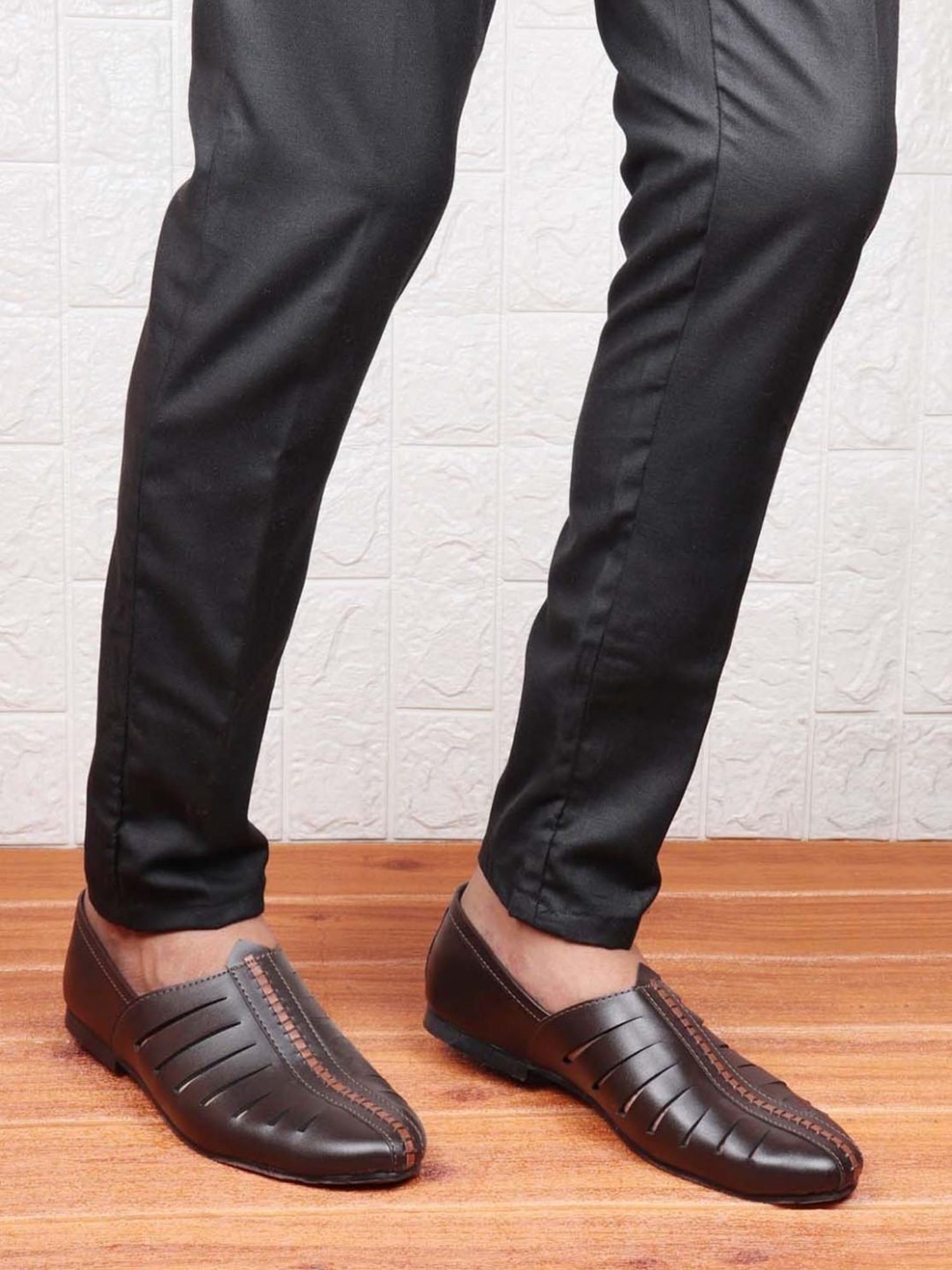 Fausto Men's Brown Ethnic Juttis