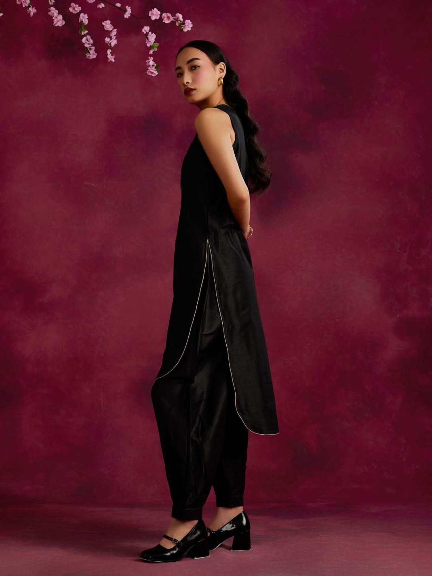 Abhishti Black Cotton Woven Pattern Straight Kurta