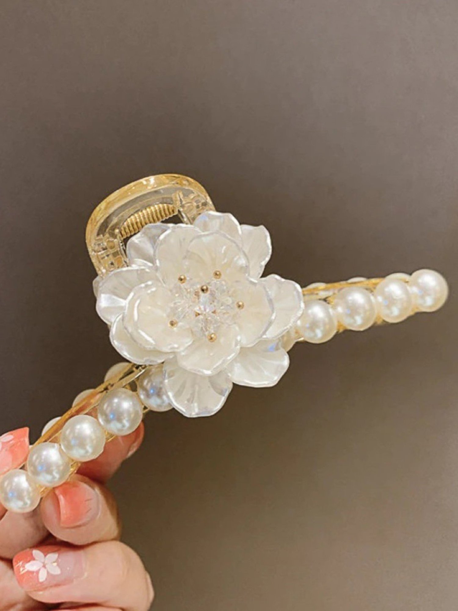 OOMPH White Pearls Wedding Hair Band