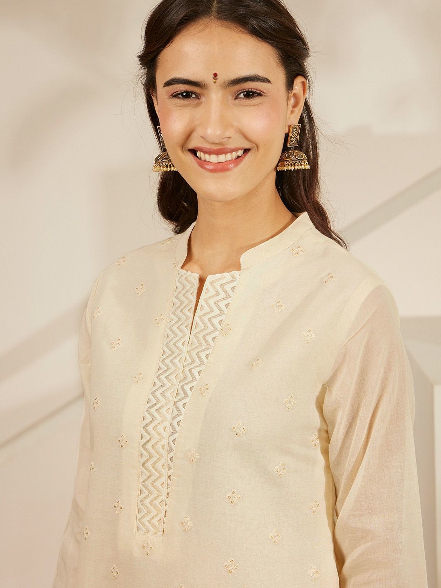 Daali Cream Mul Mandarin Collar 3/4 Sleeves Summery Whites Kurta with Two Pockets