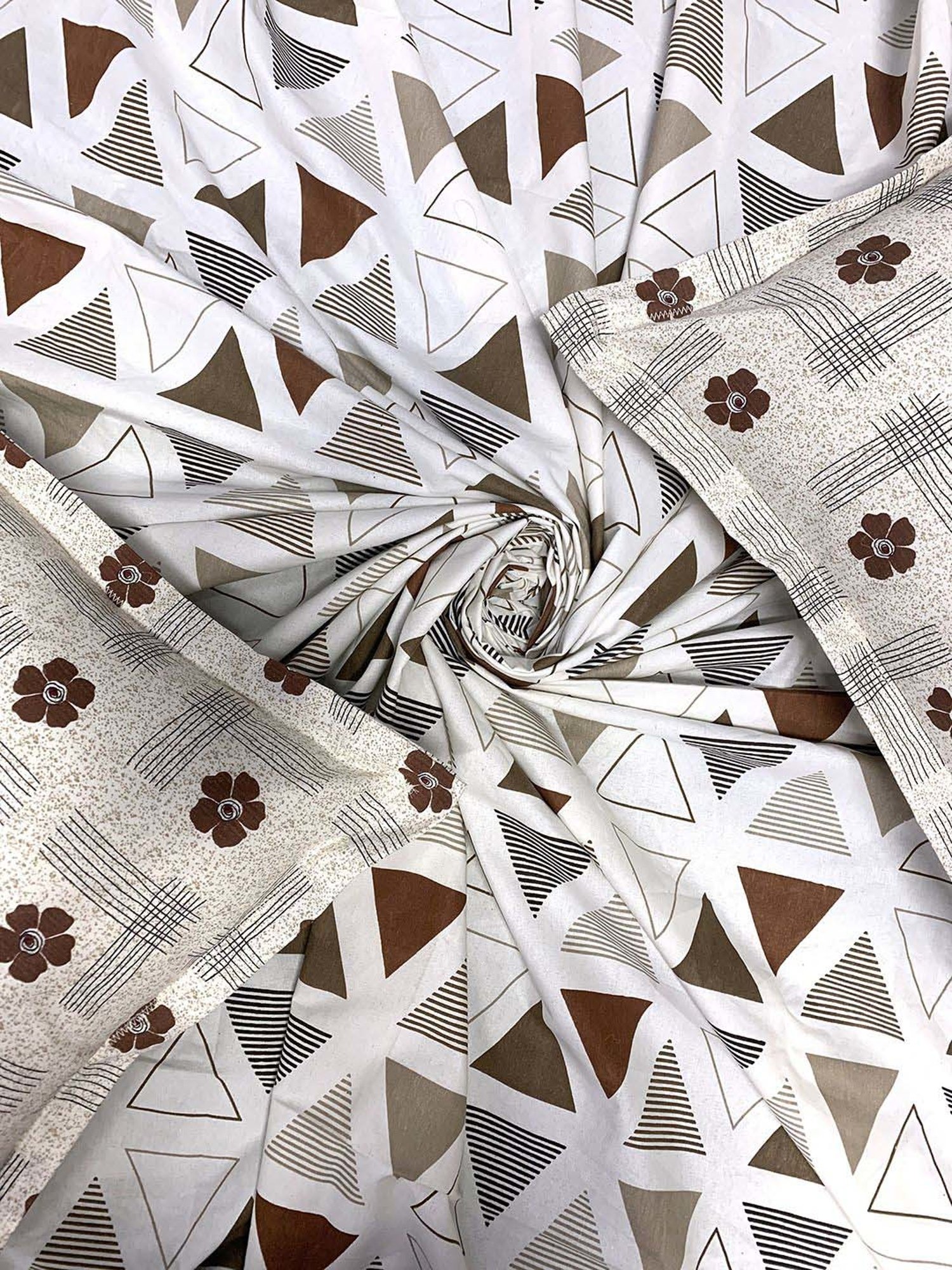 BELLA CASA Genteel Geometric Brown & White 180 TC Cotton King Bedsheet with 2 Pillow Covers