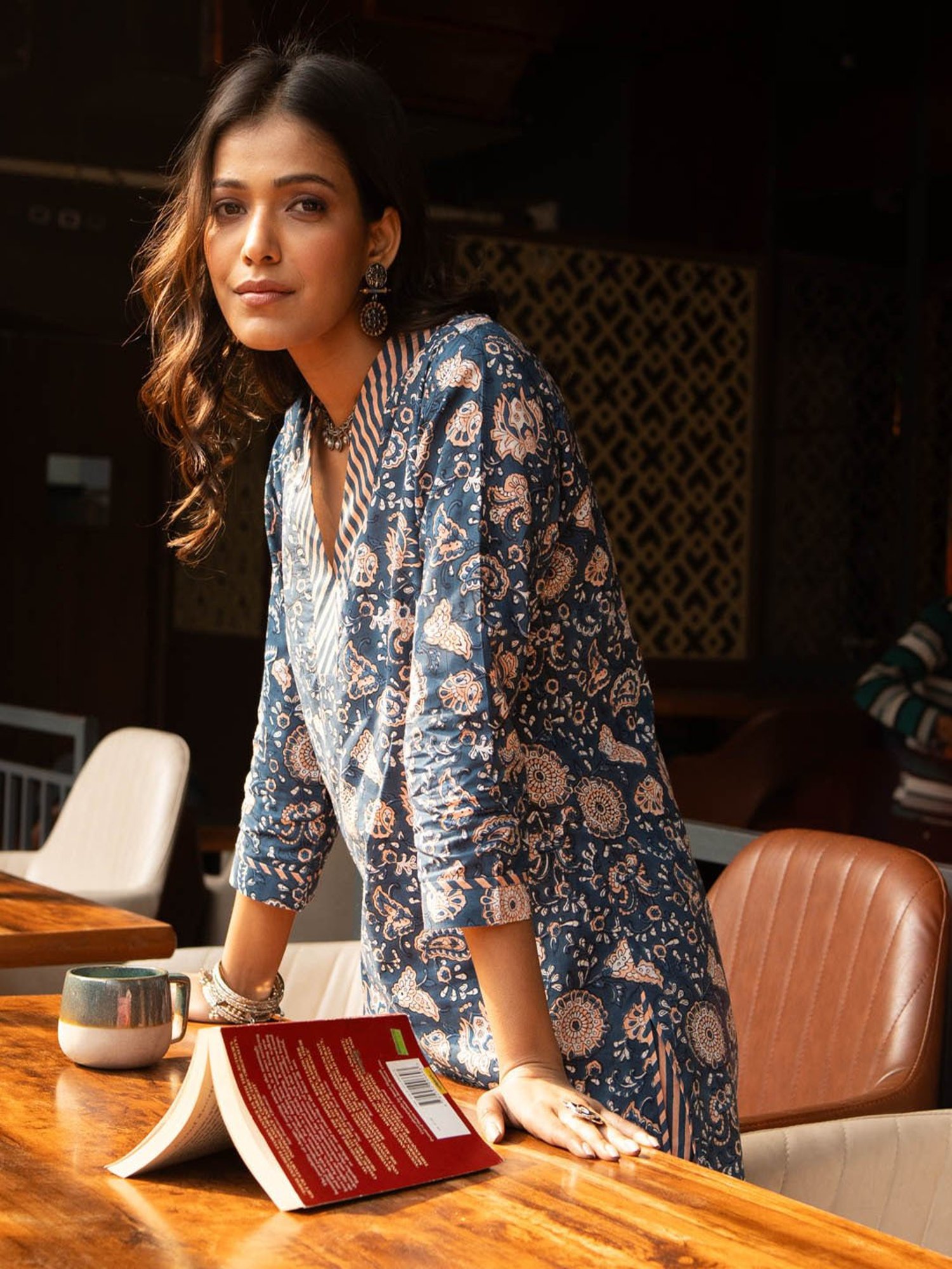 Akiso Blue Block Printed Straight Fit Kurta With Neck And Sleeve Details