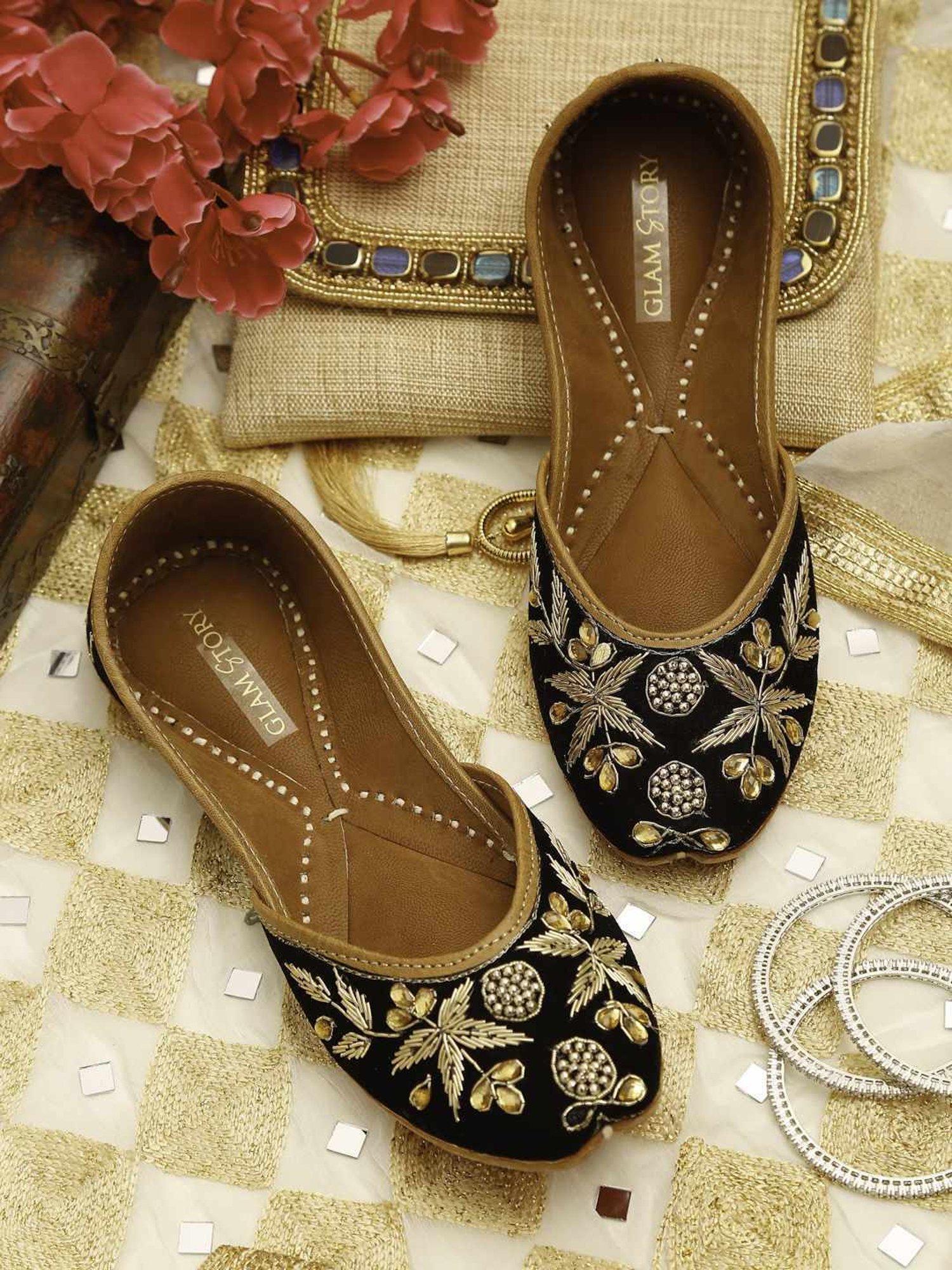 Glam Story Women's Black Ethnic Juttis