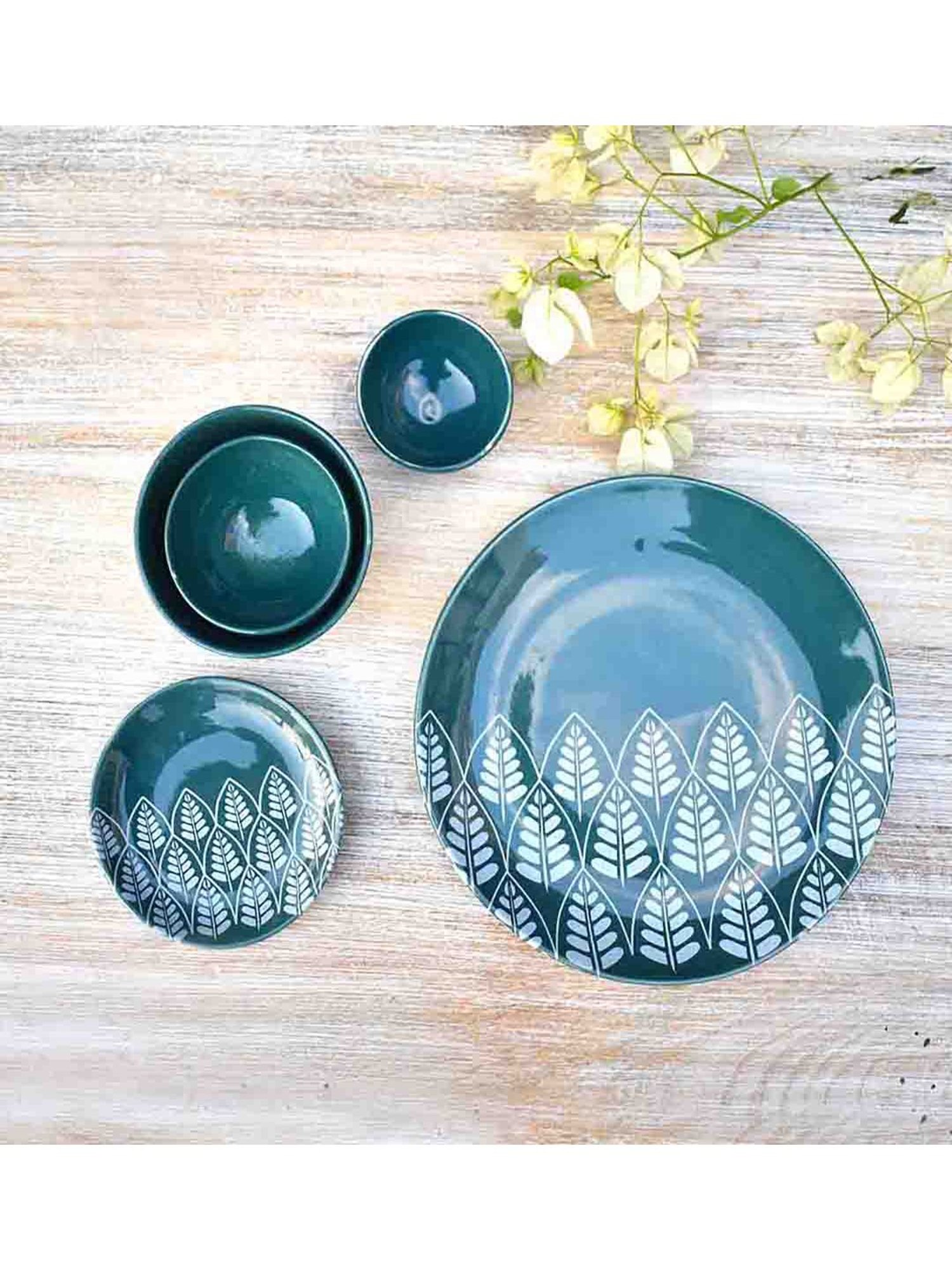 Fanusta Bahaar Green Ceramic Dinner Plate - Set of 1